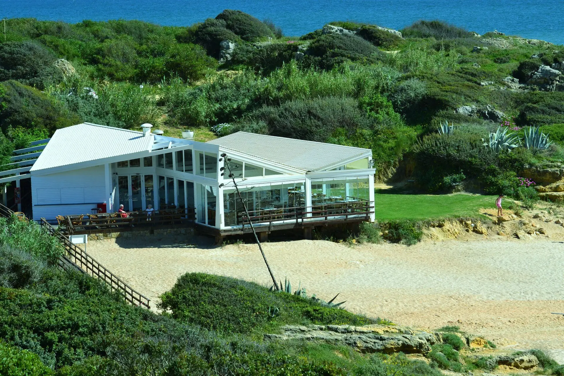 Fogo destrói famoso restaurante Evaristo, em Albufeira