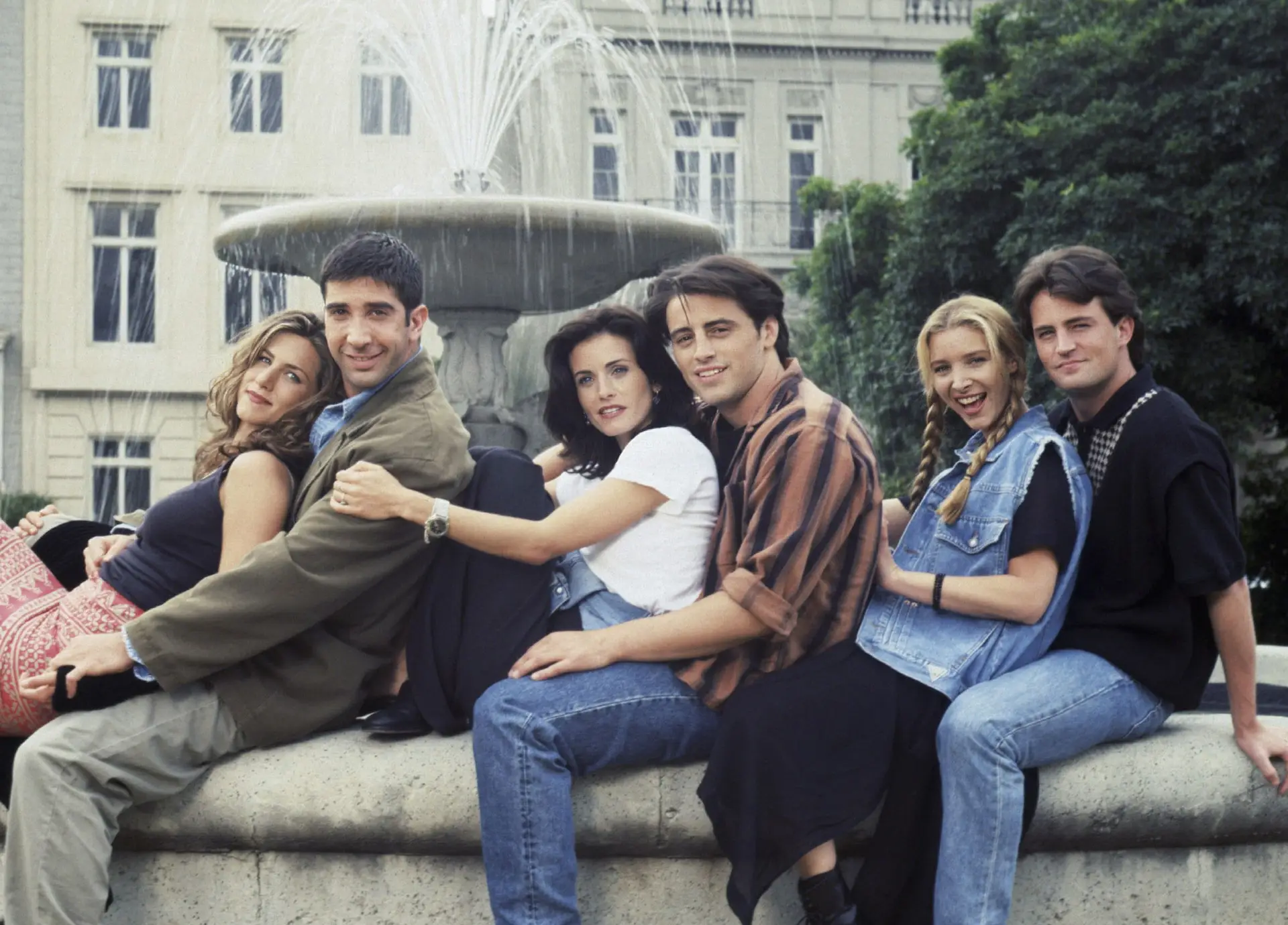 Elenco de “Friends” ainda está a processar a morte de Matthew Perry: “Era como um irmão para eles”