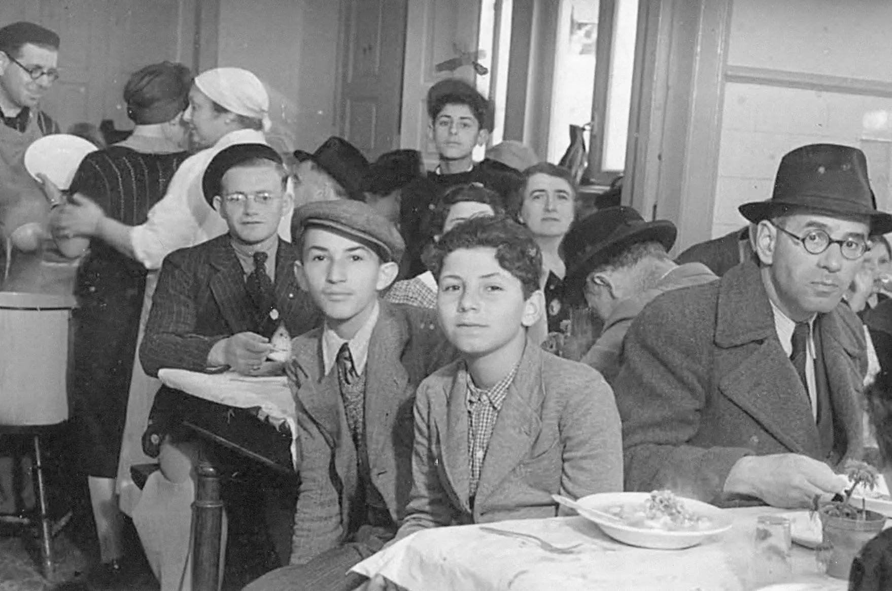 Benjamin Schlesinger (a criança da frente) na Cozinha Económica Israelita, a cantina dos refugiados judeus em Lisboa no tempo da II Guerra Mundial