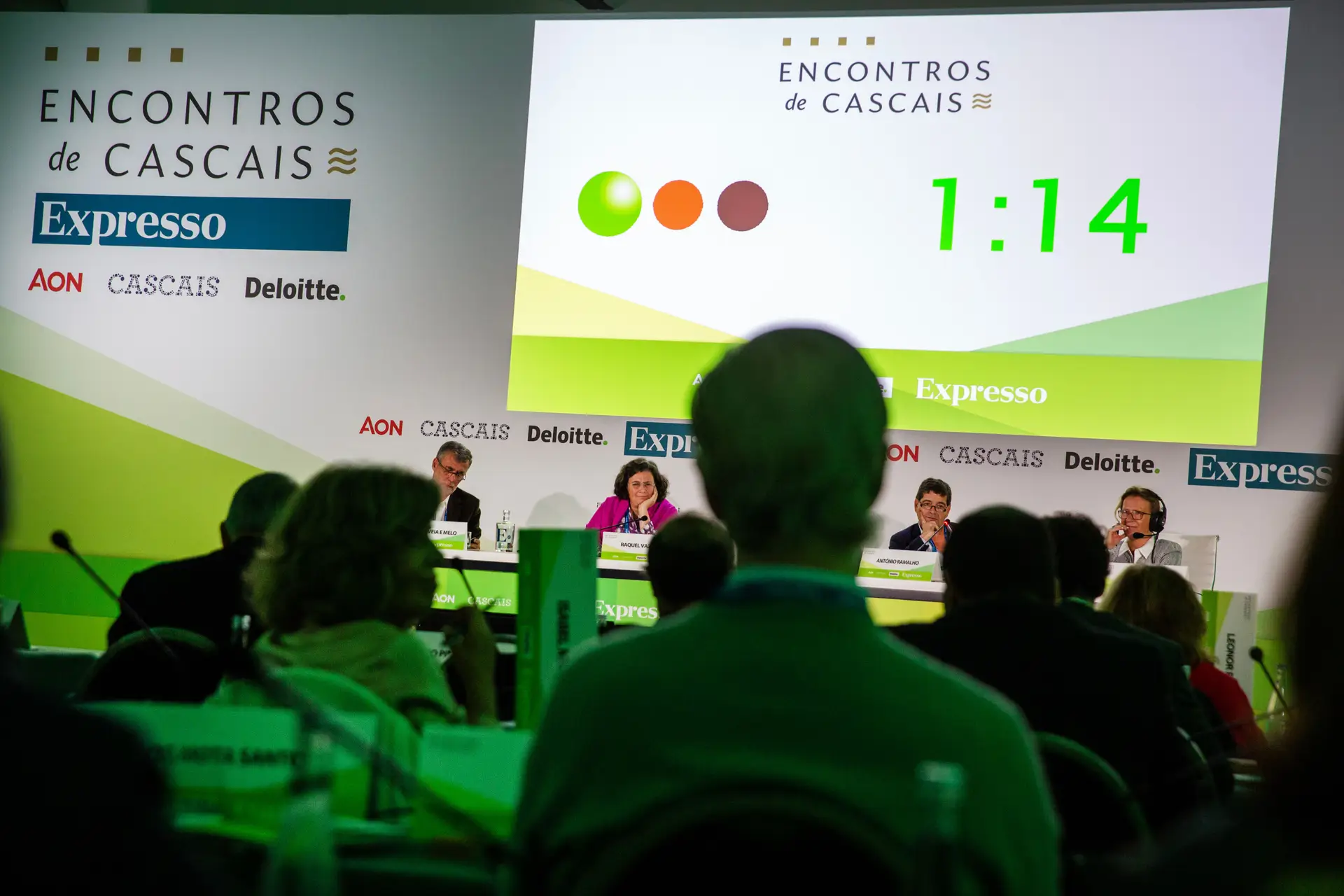 O segundo painel de debate olhou para o tema "Guerra e Ordem Mundial". Os tempos de intervenção eram contados com rigor.