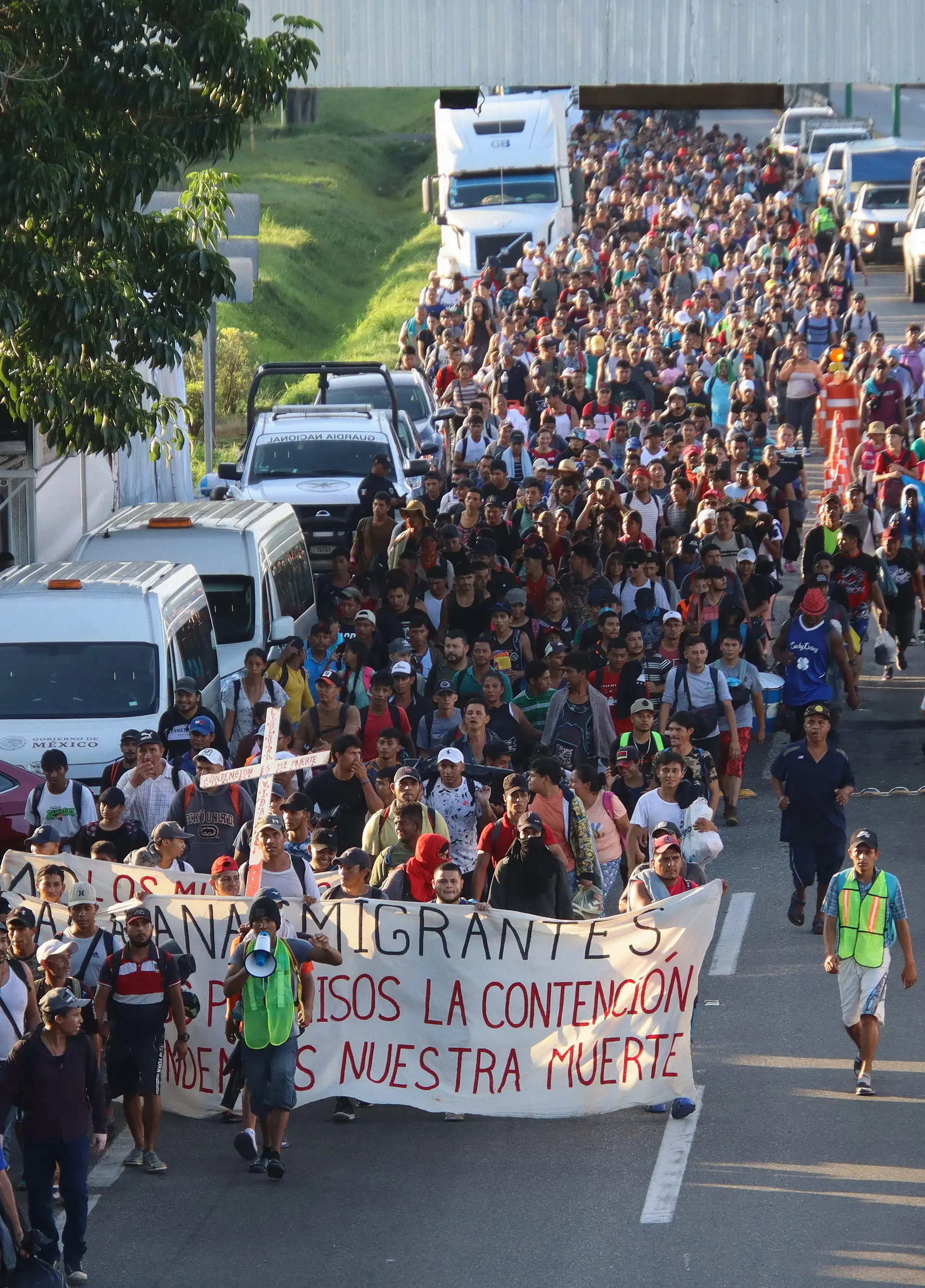 M xico 8000 migrantes seguem numa caravana com destino aos EUA