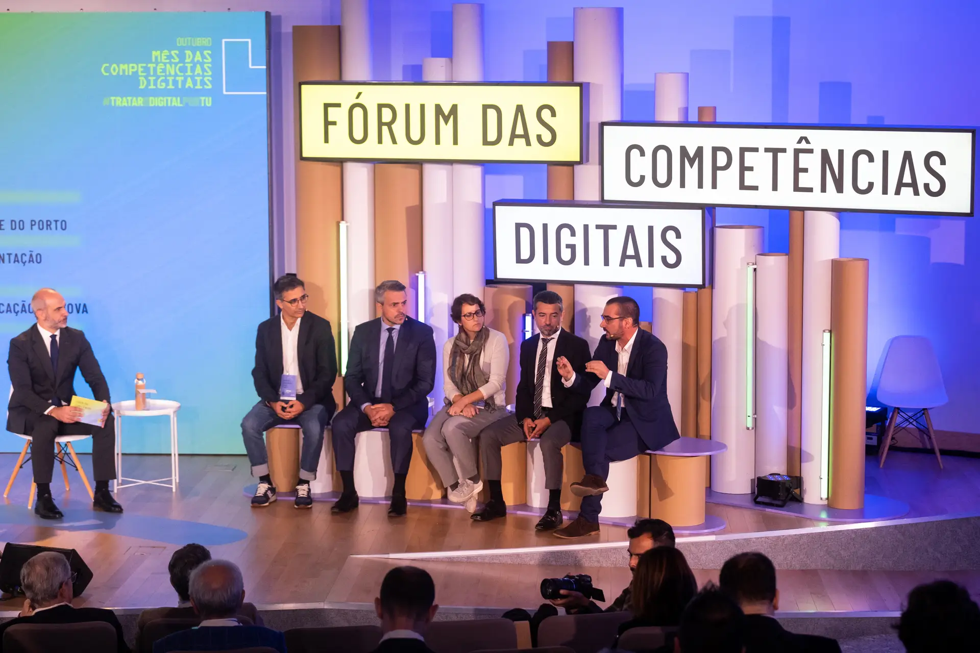 Portugal pode dar um grande salto de qualificação se tirar partido do potencial do digital, e especialmente da Inteligência Artificial, acredita Paulo Nuno Vicente, do iNOVA Media Lab (à esquerda do moderador)