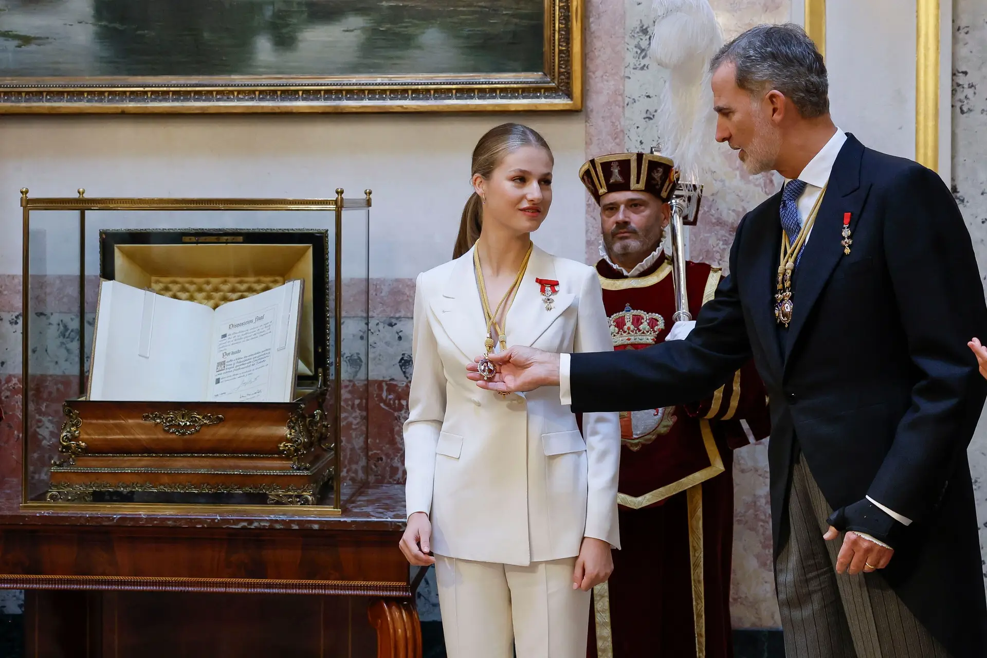 Leonor, herdeira da Coroa de Espanha, jurou respeito pela Constituição e já pode ser rainha