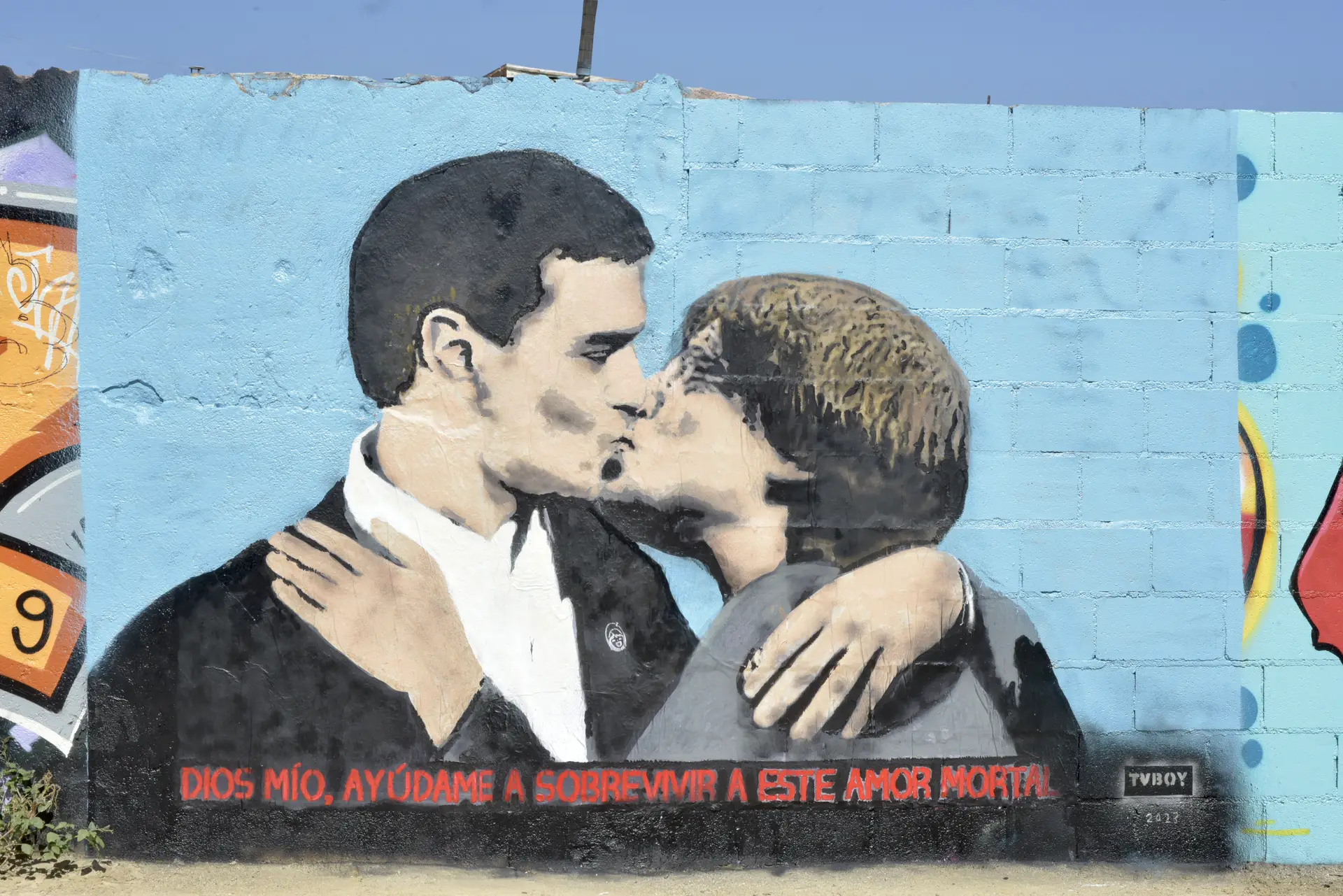 Mural em Barcelona retratando um beijo entre o primeiro-ministro socialista, Pedro Sánchez, e o dirigente independentista catalão Carles Puigdemont