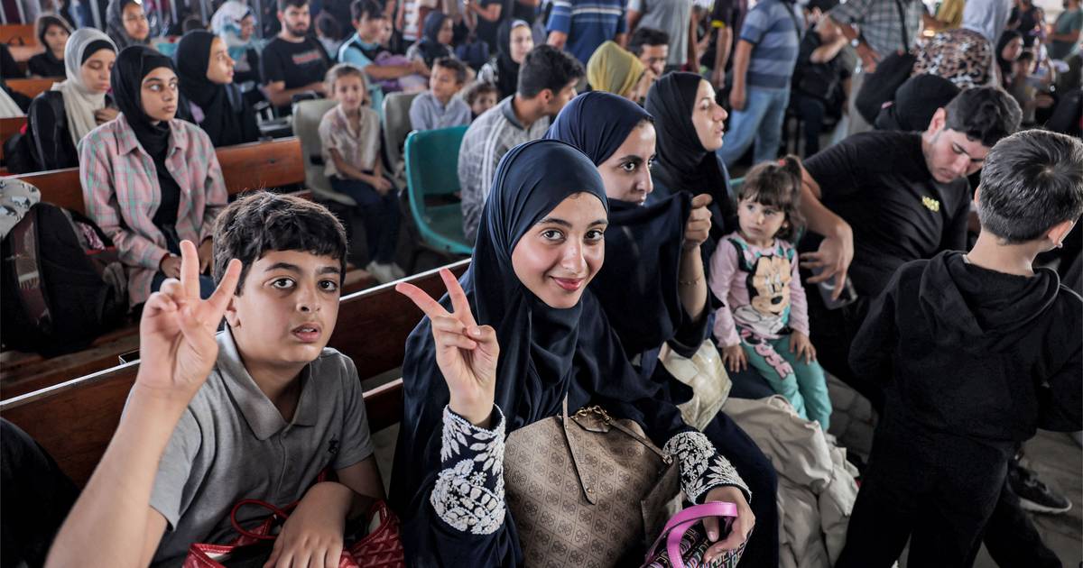 Primeiro grupo de estrangeiros sai de Gaza para o Egito