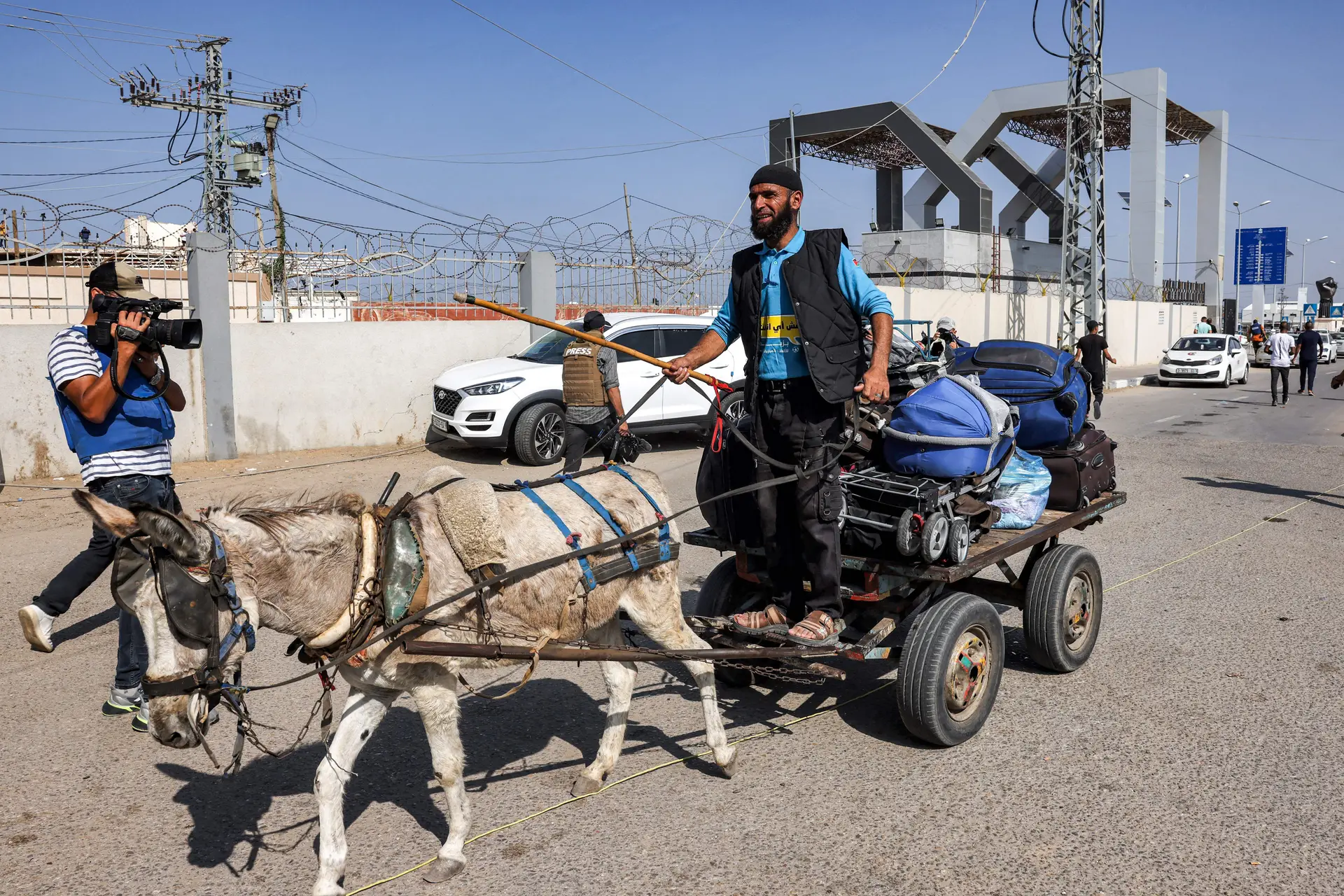 Um de muitos que se têm deslocado para a fronteira de Rafah, esperançosos de passar da Faixa de Gaza para o Egito 