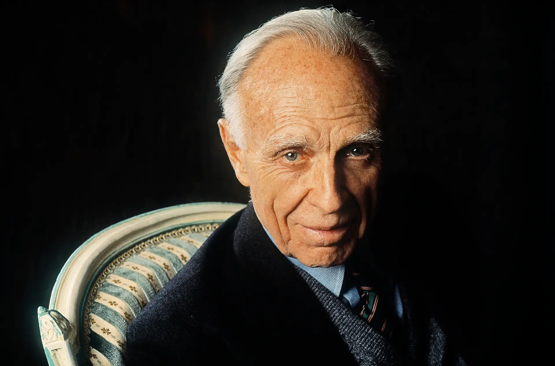 Adolfo Bioy Casares (1914-1999) tinha 50 anos quando escreveu este livro, erradamente considerado apenas uma distopia