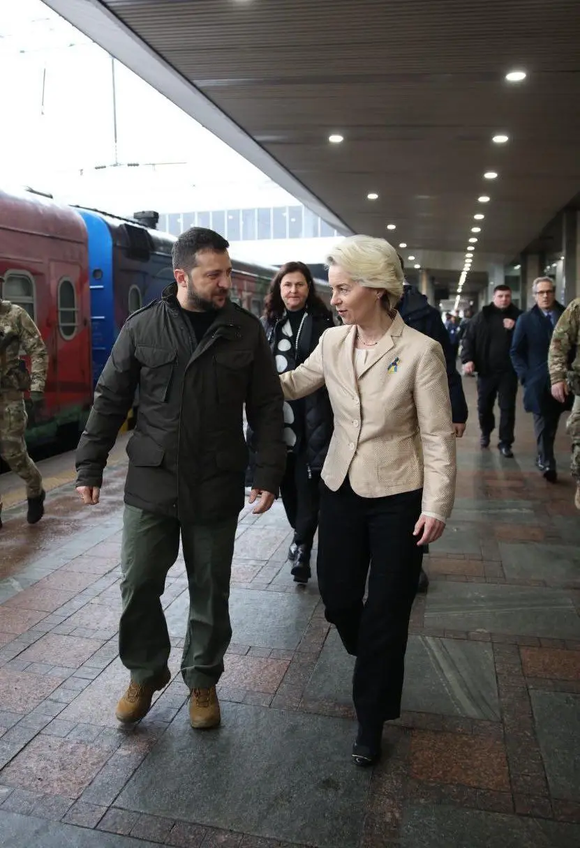 Ursula Von Der Leyen à chegada a Kiev para nova visita e encontro com Zelensky - 4/11/2023