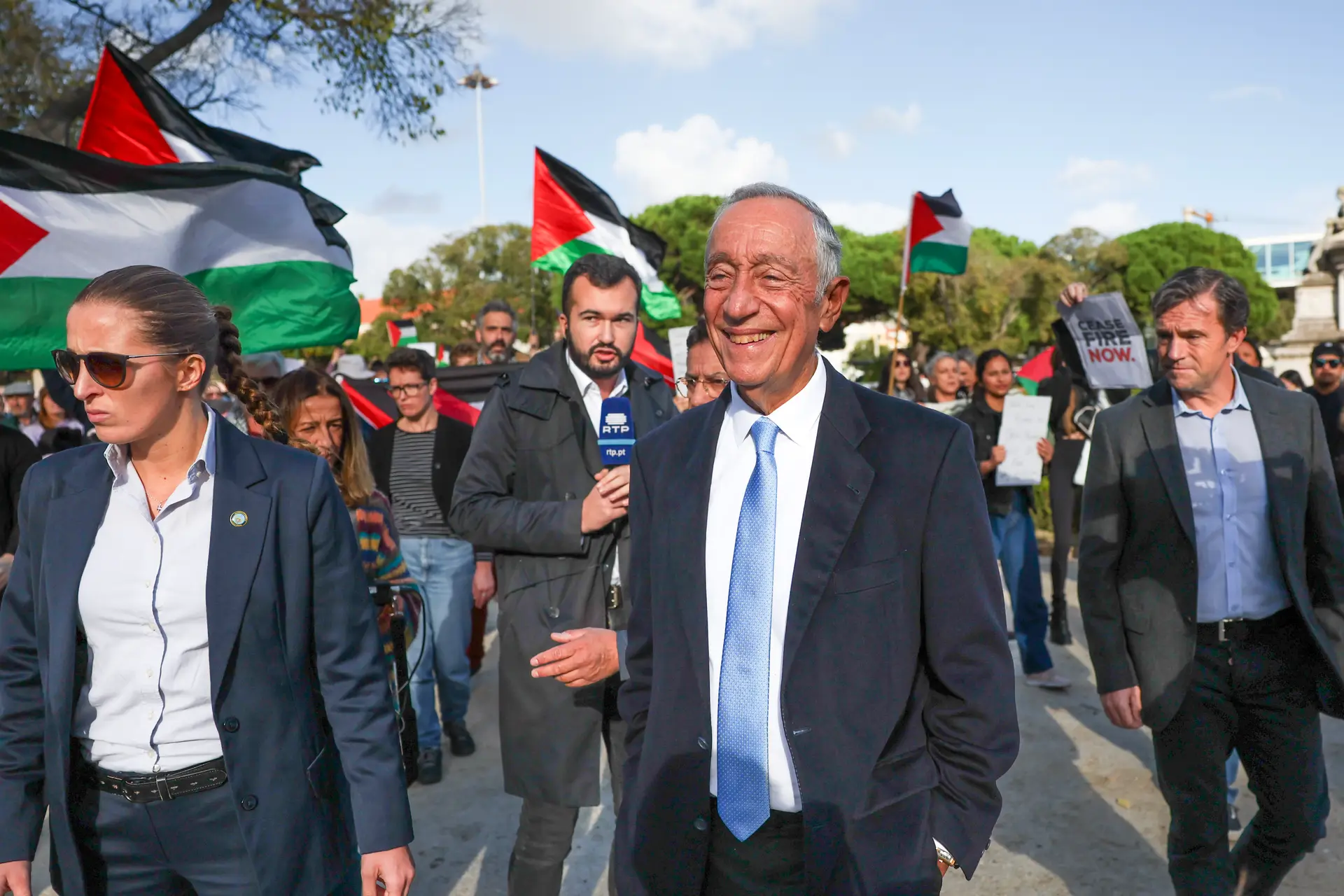O Presidente da República, Marcelo Rebelo de Sousa, durante a manifestação para exigir o fim da ocupação da Palestina e o imediato cessar-fogo, frente ao Palácio de Belém em Lisboa