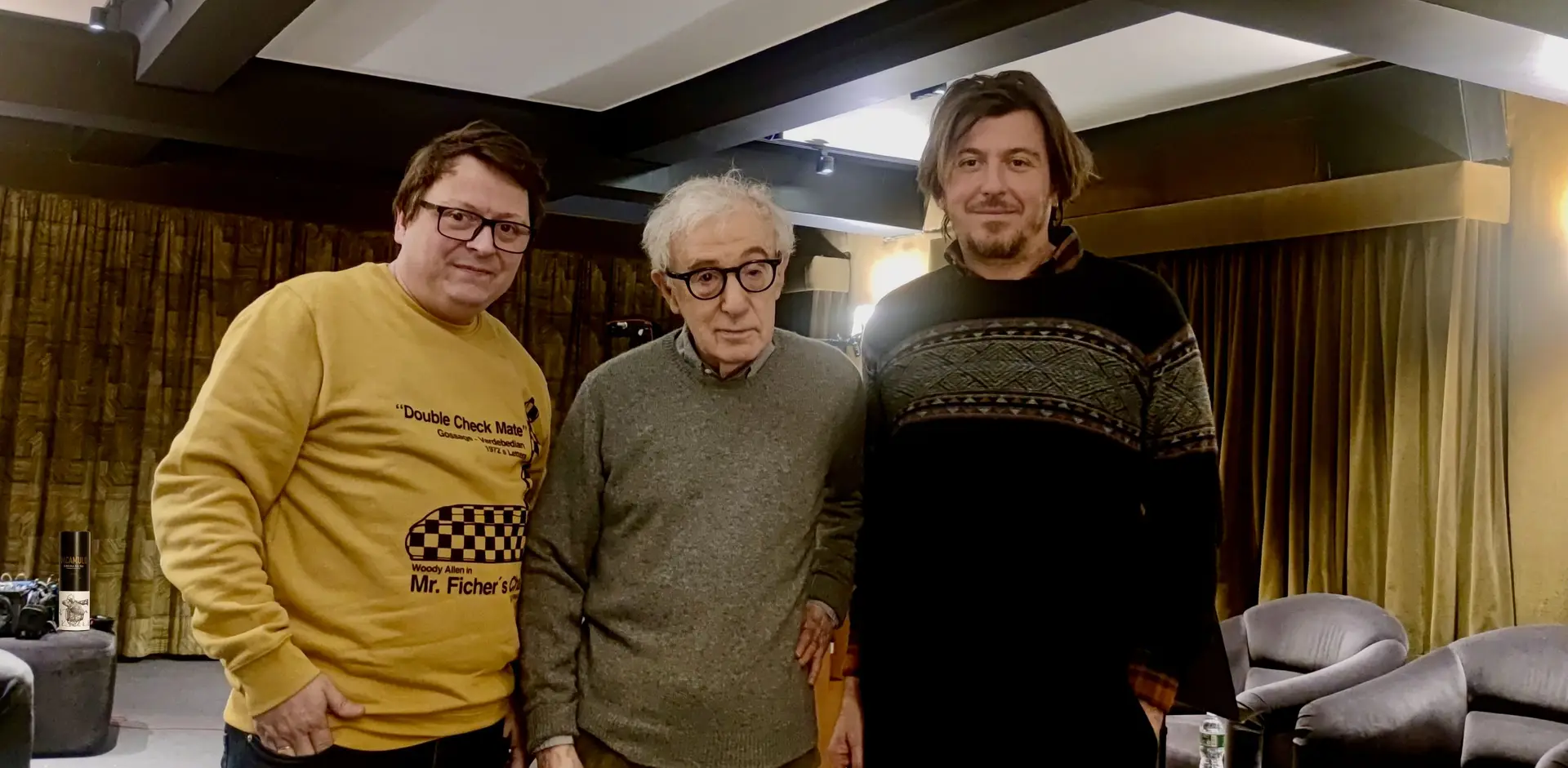 Xosé Zapata (à esquerda), Woody Allen e Lorenzo Degl'Innocenti (à direita) no estúdio do cineasta norte-americano em Nova Iorque