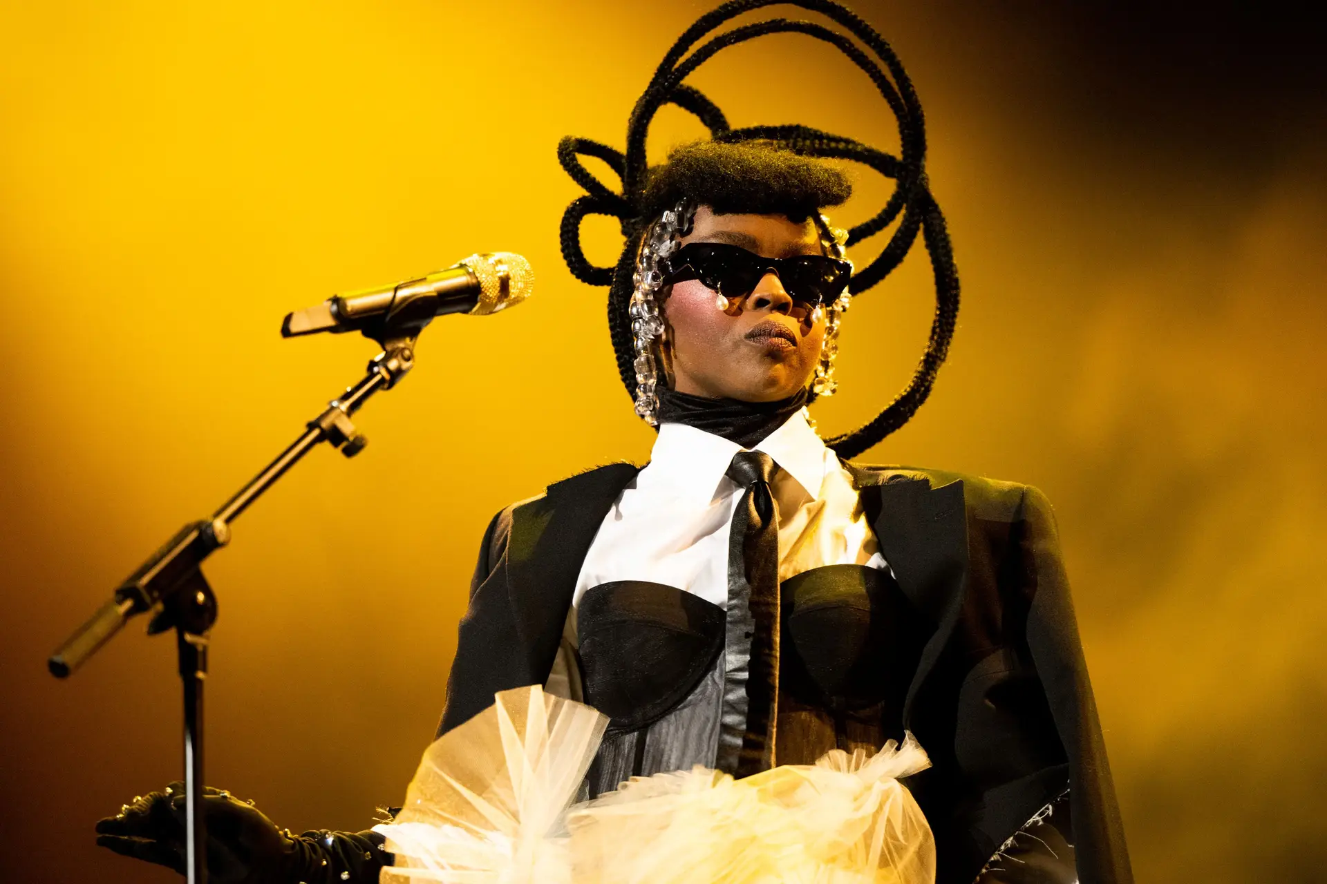 O discurso bizarro de Lauryn Hill em palco: “Dizem que me atraso muito? Vocês têm é a sorte de eu estar aqui esta noite”