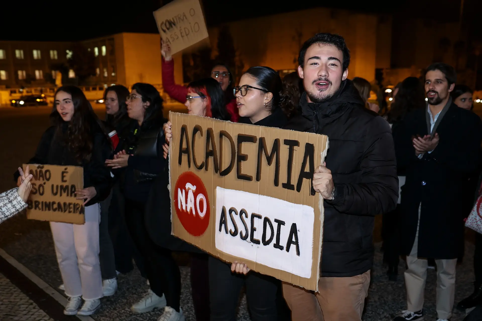 Estudantes universitários participam na manifestação do Movimento Academia Não Assedia realizada em frente da reitoria da Universidade de Lisboa, a 7 de novembro de 2023