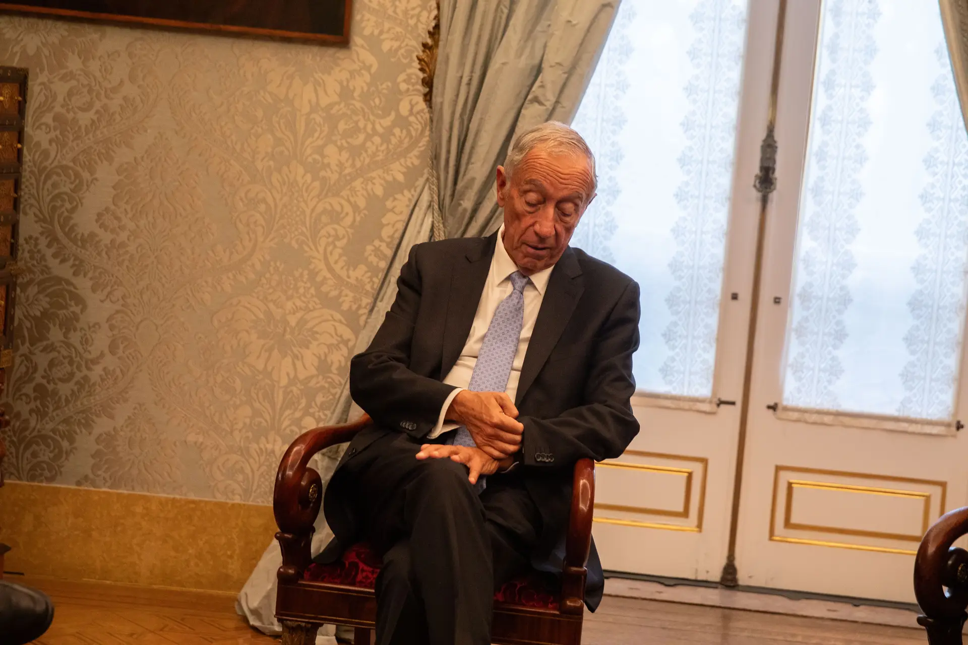 Marcelo diz que não comenta Costa, mas responde aos avisos: "Quem decide é o povo"