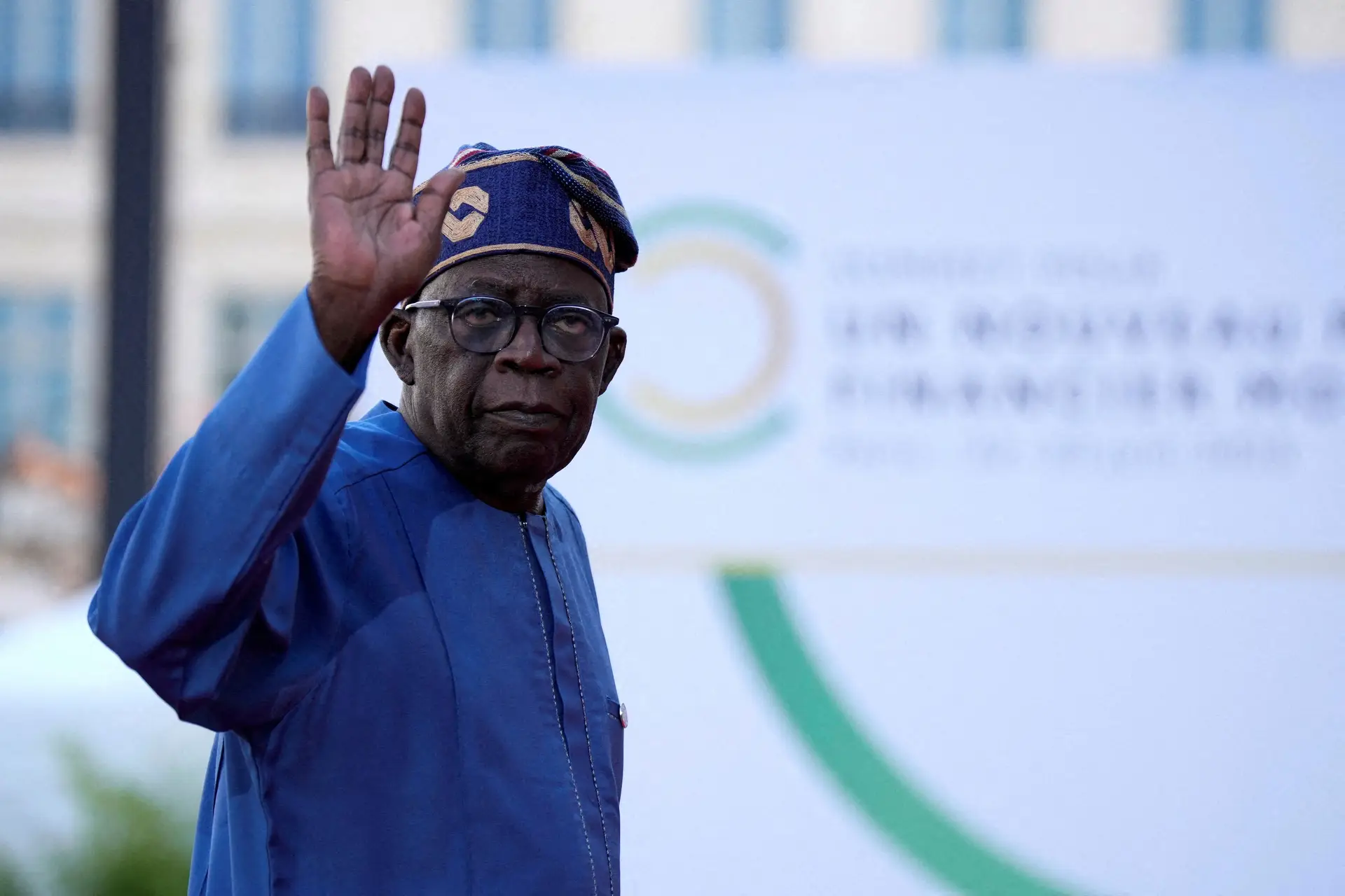 O Presidente nigeriano Bola Tinubu surpreendeu a população com o anúncio de um orçamento suplementar para comprar iate e carros desportivos para a sua família e altos funcionários do Governo