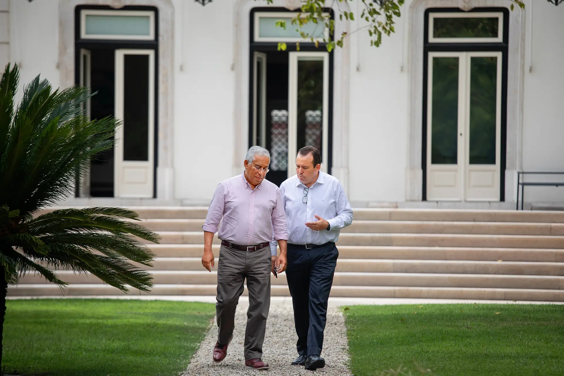 O ex-primeiro-ministro António Costa com o seu chefe de gabinete, Vítor Escária