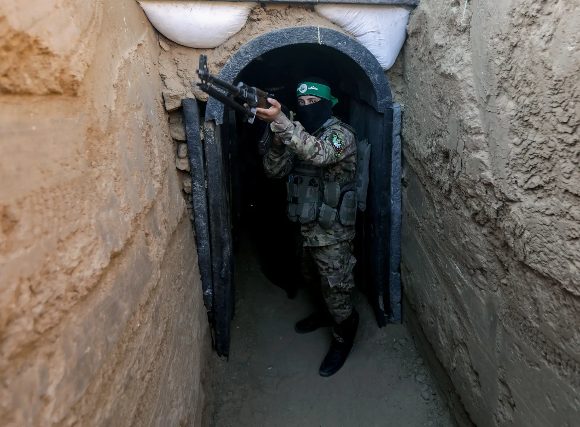 Um combatente das brigadas al-Qassam, o braço armado do Hamas, fotografado à entrada de um tunel na Faixa de Gaza