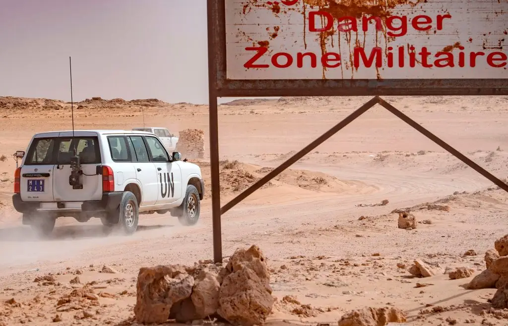 Um veículo da MINURSO passa em território controlado por Marrocos junto à passagem fronteiriça com a Mauritânia em Guerguerat, no Sara Ocidental, a 25 de novembro de 2020.