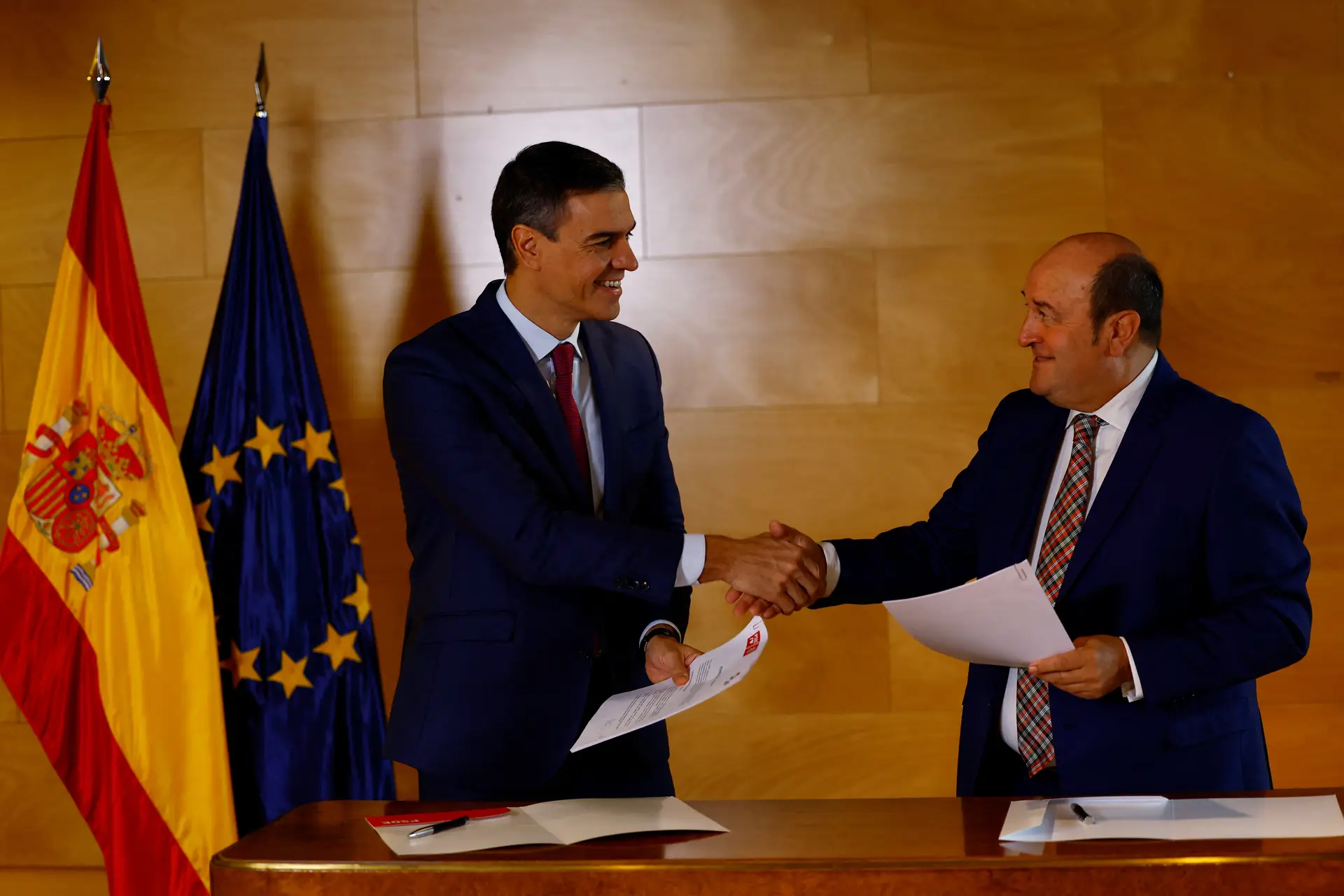Primeiro-ministro em funções, Pedro Sánchez, e Andoni Ortuzar, presidente do Partido Nacionalista Basco assinaram esta sexta-feira em Madrid o acordo para viabilizar um governo socialista