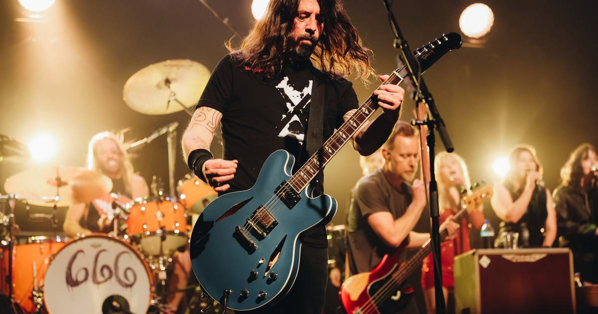 “Esta música é dedicada a um amigo que perdemos no outro dia”: Foo Fighters tocam ‘My Hero’ em memória de Steve Albini