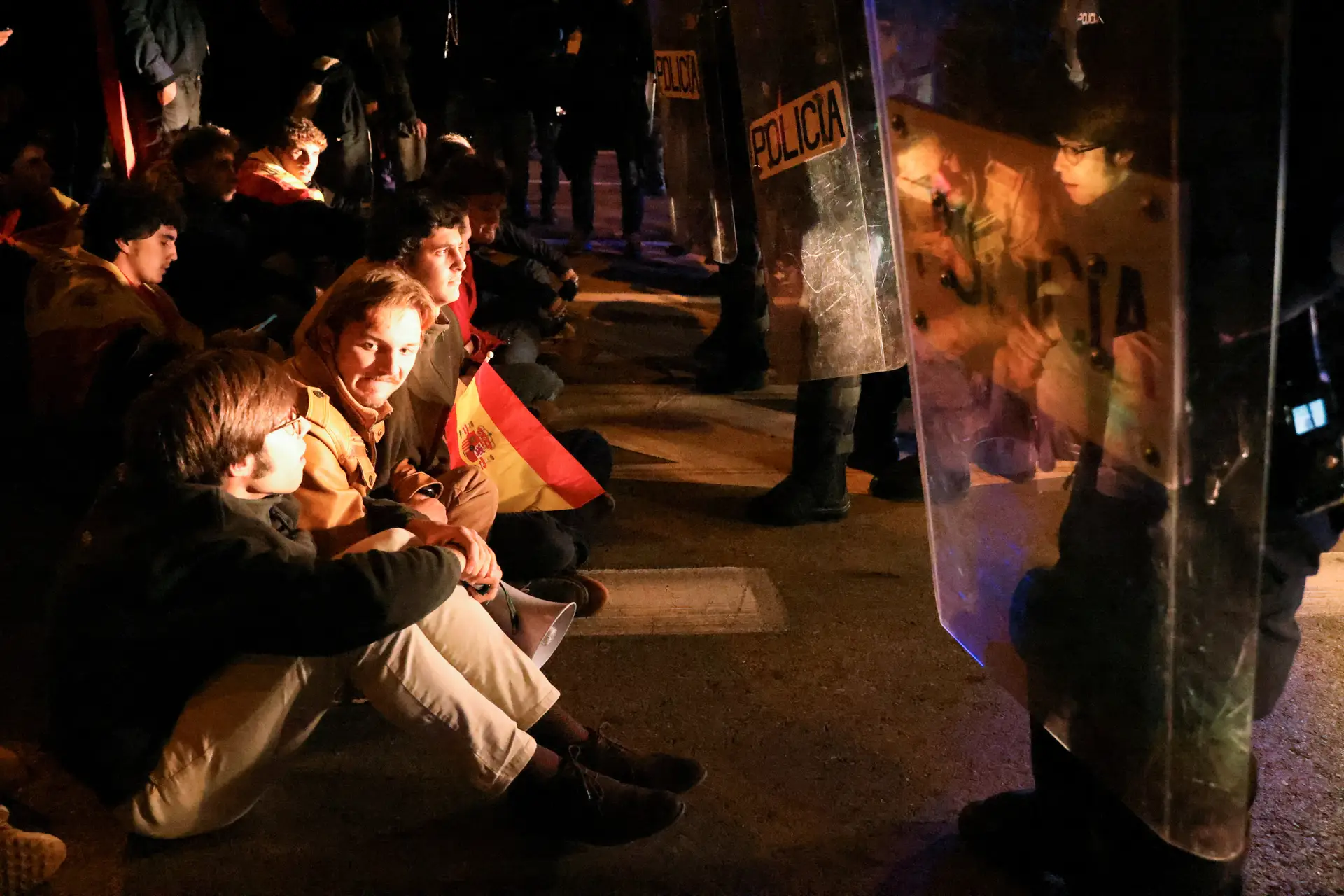 Polícia espanhola dispersa manifestantes junto à sede do PSOE em Madrid