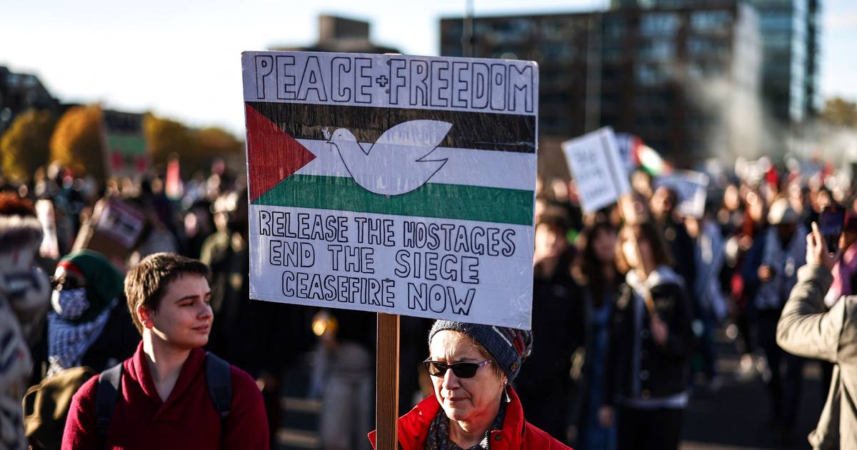 Protestos de extrema-direita contra marcha pró-Palestina causam tumultos em Londres: ministra do Interior sob pressão para se demitir