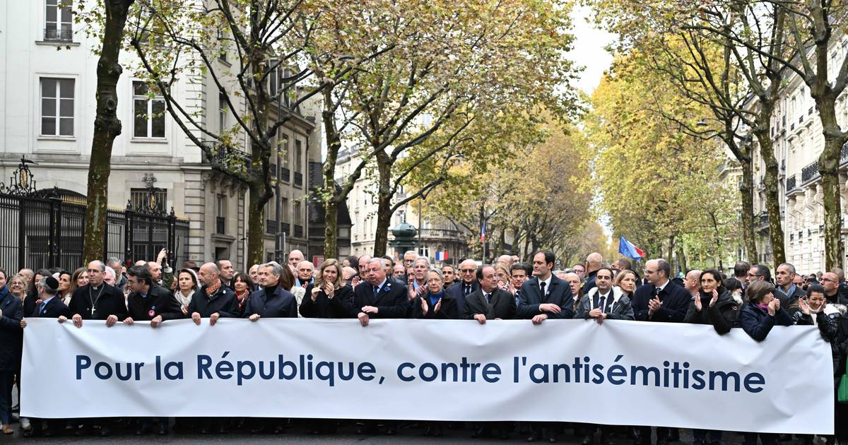 Guerra Israel-Hamas. Políticos franceses participam em manifestação contra antissemitismo