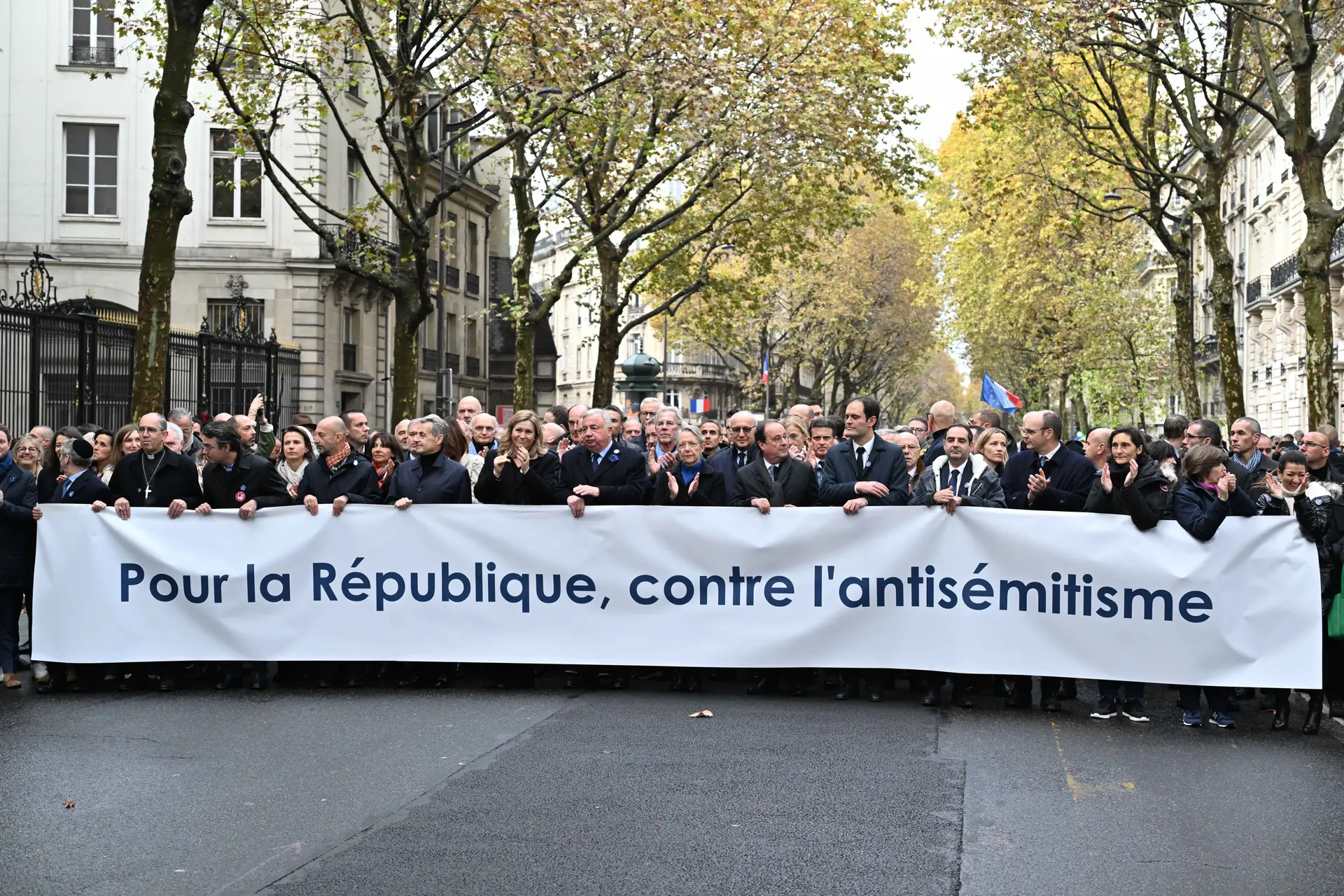Guerra Israel-Hamas. Políticos franceses participam em manifestação contra  antissemitismo - Expresso