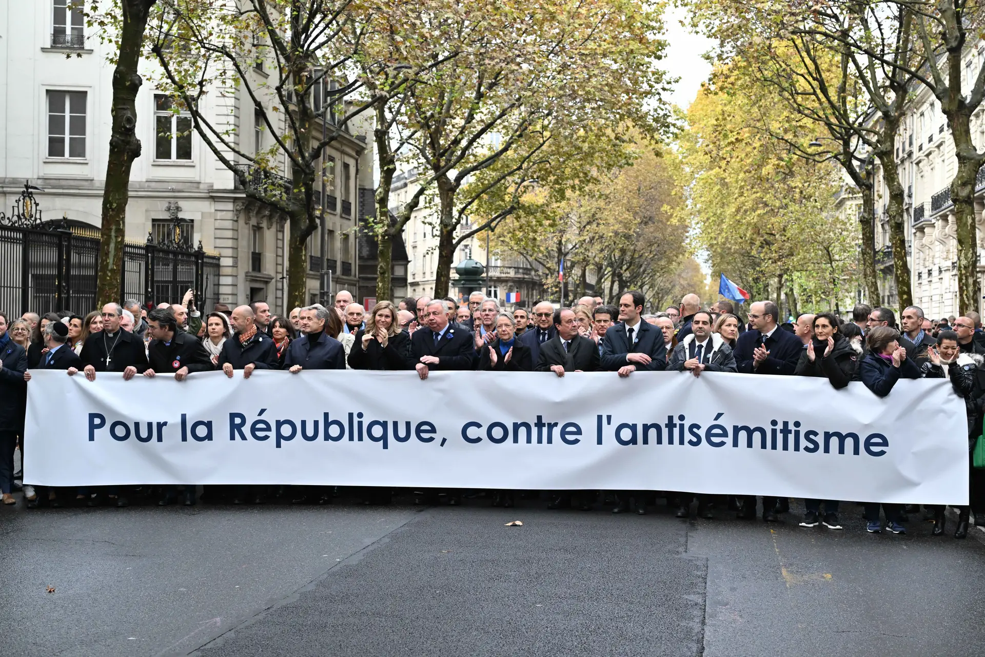Guerra Israel-Hamas. Pol&iacute;ticos franceses participam em manifesta&ccedil;&atilde;o contra  antissemitismo - Expresso