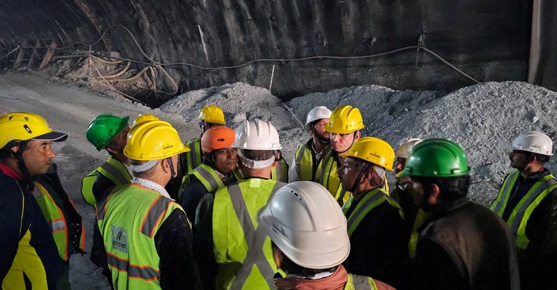 Equipas continuam a tentar resgatar 40 trabalhadores soterrados em túnel na Índia