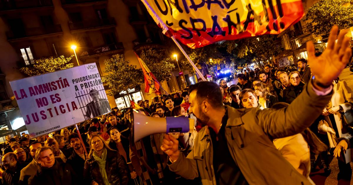 Sánchez à beira da recondução com meio país na rua contra a amnistia aos independentistas catalães