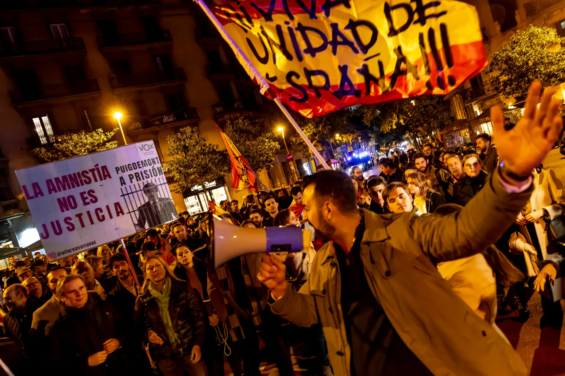 Protesto em Barcelona contra a amnistia aos independentistas catalães que permitirá a recondução do socialista Pedro Sánchez como primeiro-ministro 