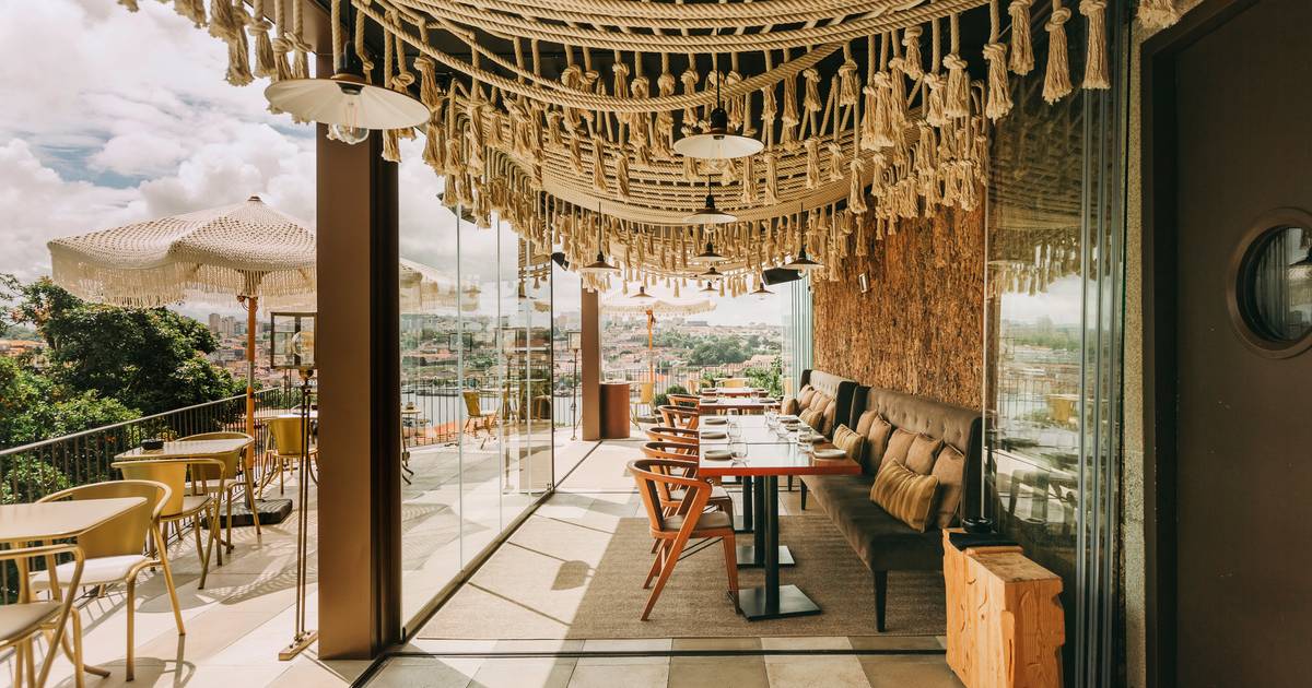 Cozinha lenta de conforto e criatividade numa mesa com vista ampla sobre o Douro