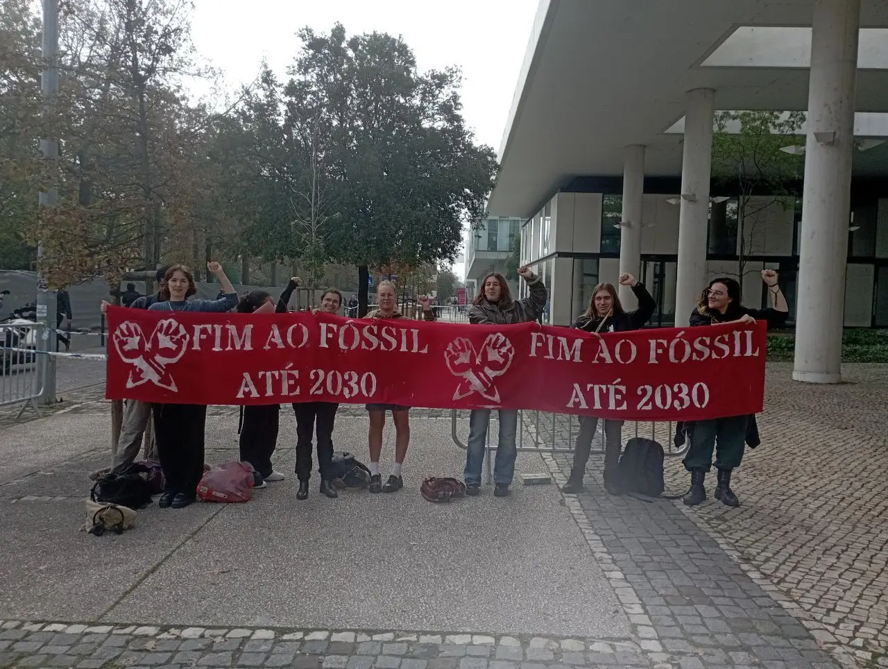 Ativistas em solidariedade com os que foram ouvidos pelo MP por terem ocupado a FCSH