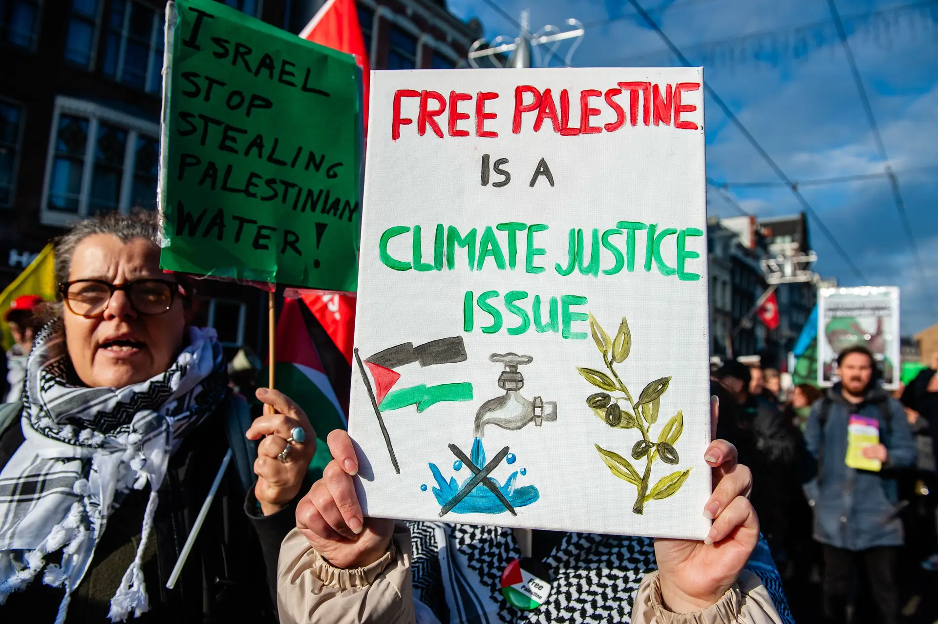 Protesto pela justiça climática em dezembro de 2023, em Amesterdão, contou com demonstrações pró-Palestina