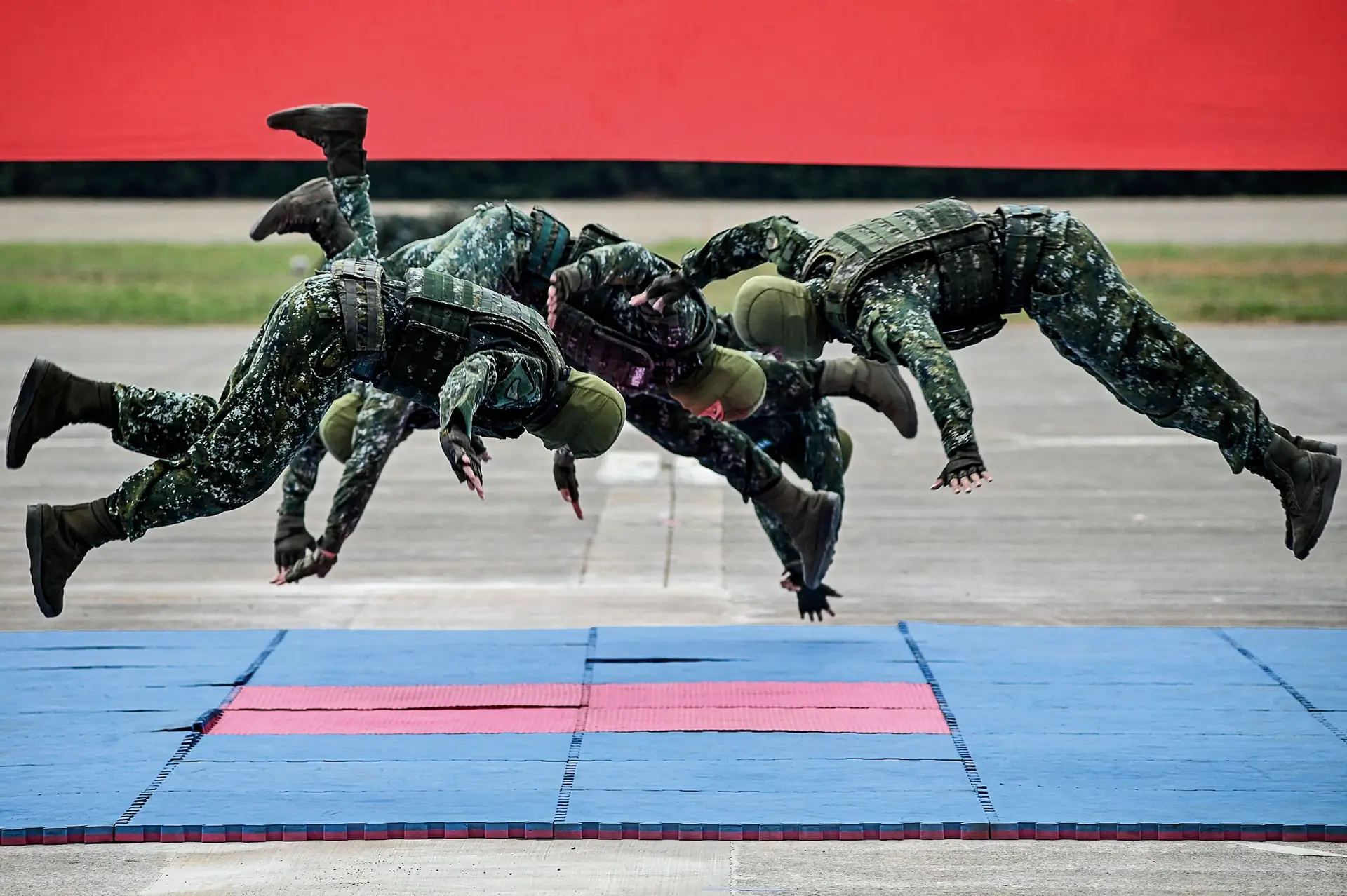PREPARAÇÃO Militares das forças especiais de Taiwan fazem uma demonstração durante uma cerimónia realizada em Hsinchu em setembro deste ano