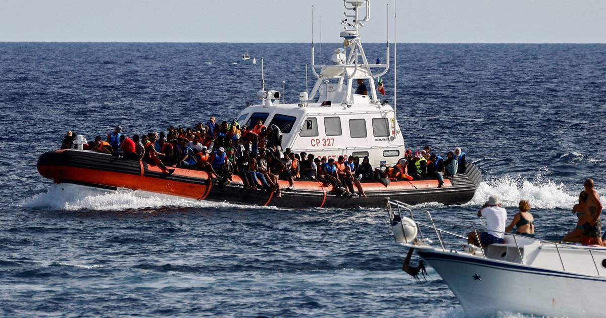 Lampedusa volta a receber perto de 1200 migrantes nas últimas 24 horas