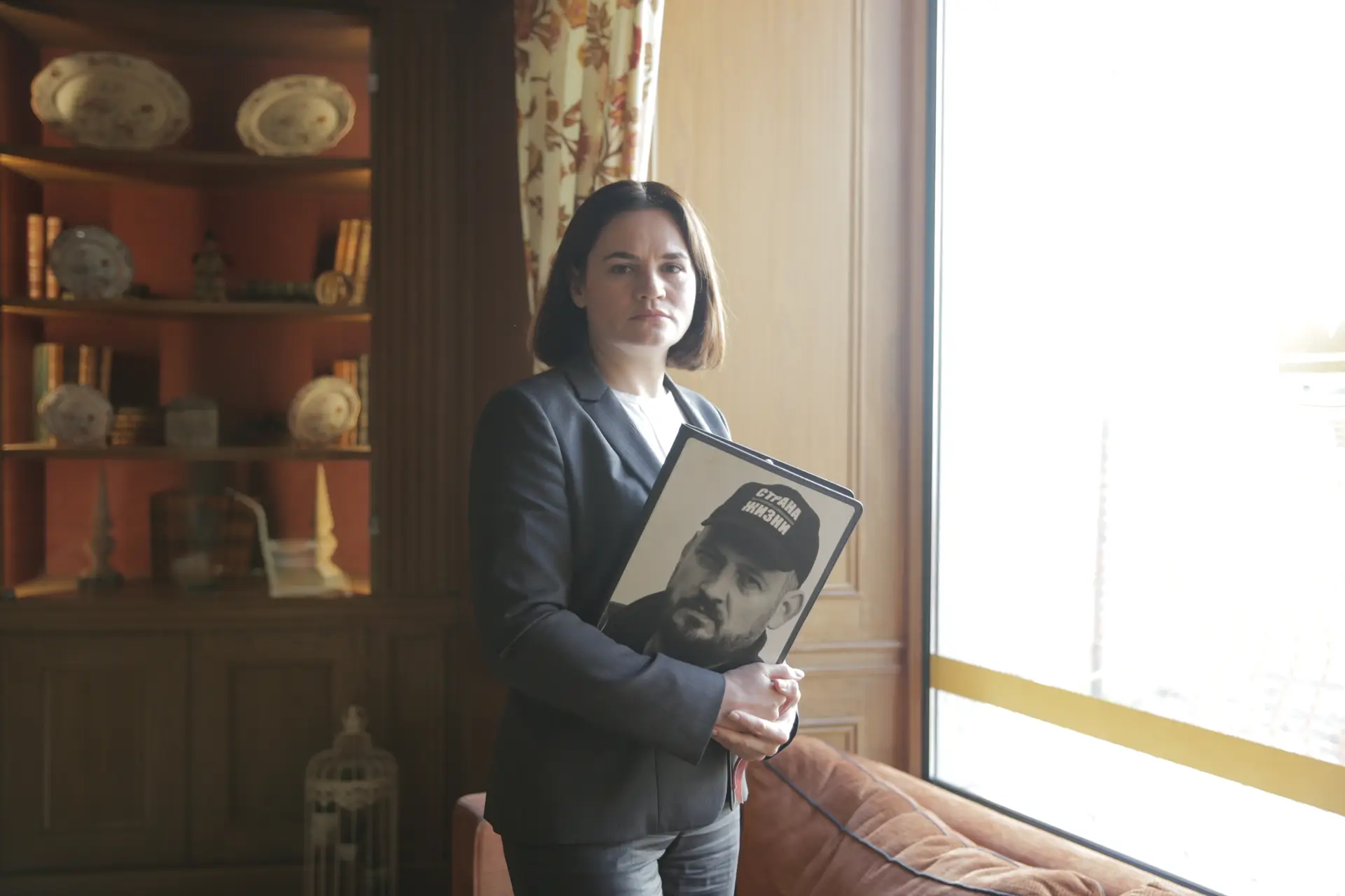Svetlana Tsikhanovskaya, líder da oposição bielorrussa, segura um dossiê com a fotografia do marido, Sergei Tikhanovsky