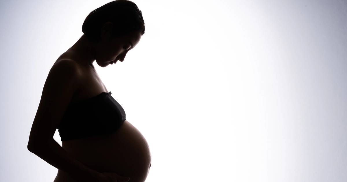 Mulher que nasceu com dois úteros está grávida de gémeos e tem um bebé em cada