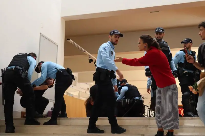 "Está a normalizar-se uma repressão da luta estudantil": três estudantes detidas em protesto climático na Faculdade de Psicologia