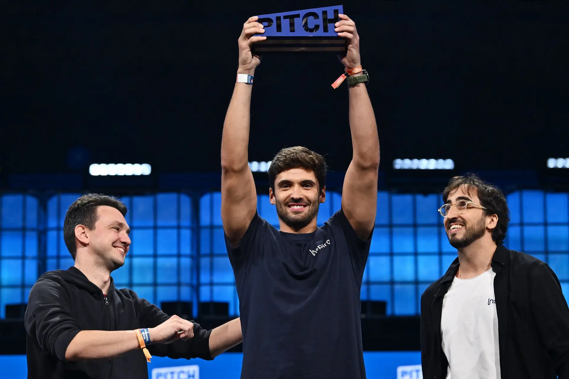 Os representantes da Inspira na hora da entrega do prémio para a melhor apresentação de negócio da Web Summit 2023