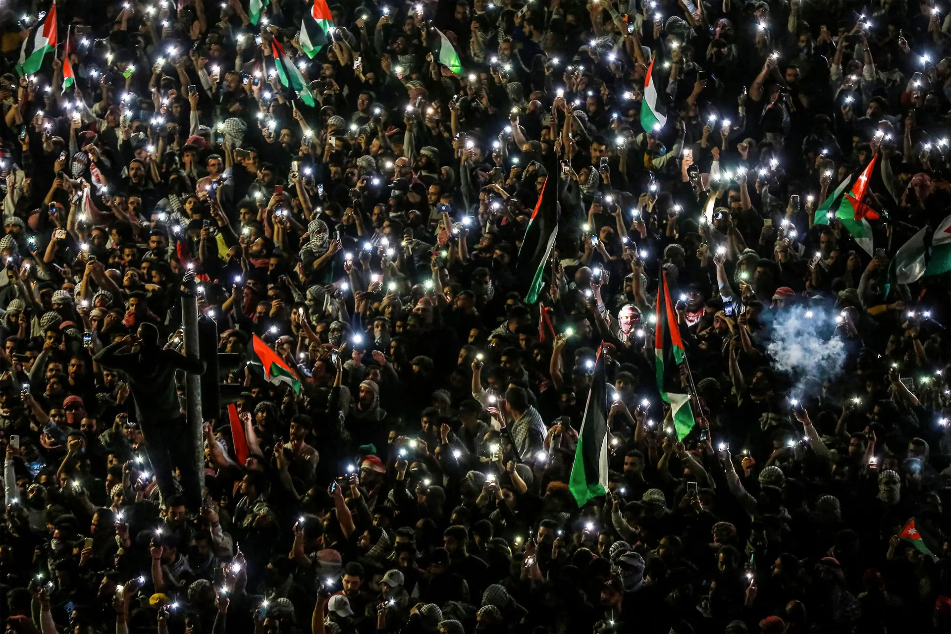 Protesto noturno solidário com os palestinianos, em frente à embaixada de Israel em Amã, capital da Jordânia
