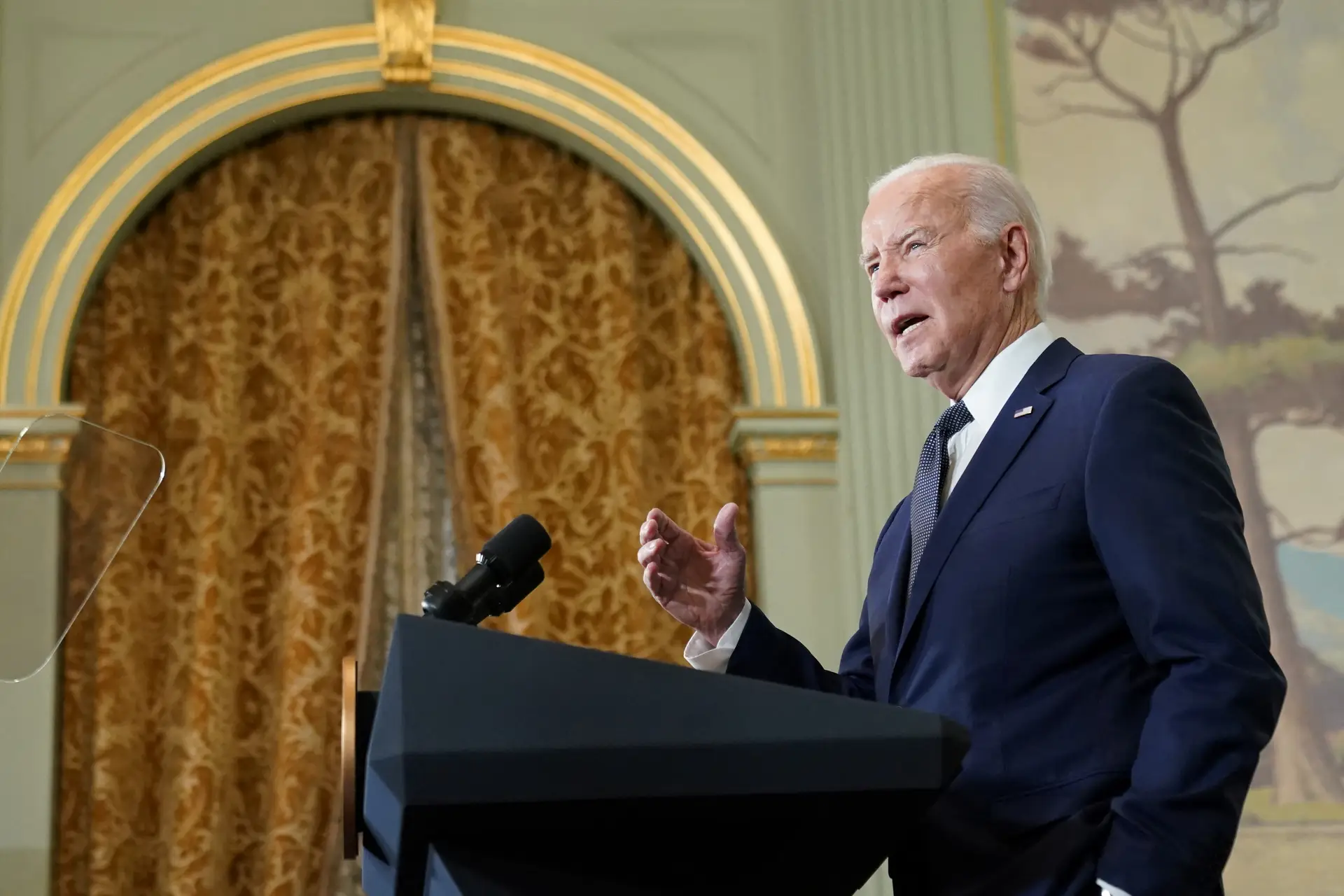 O Presidente Joe Biden fala durante uma conferência de imprensa sobre a sua reunião com o Presidente chinês Xi Jinping