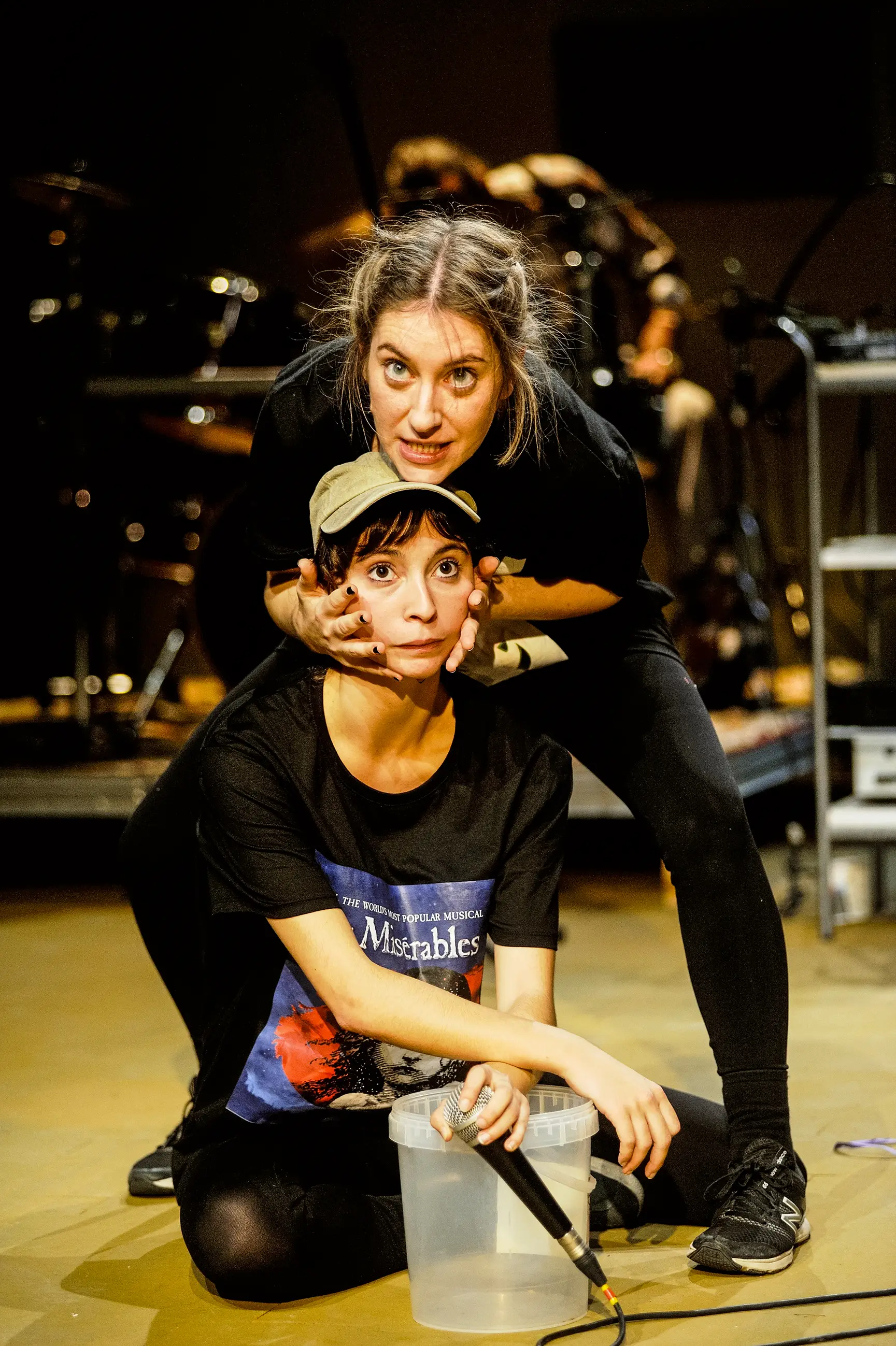 As atrizes Maria Jorge e Iris Runa (de boné)