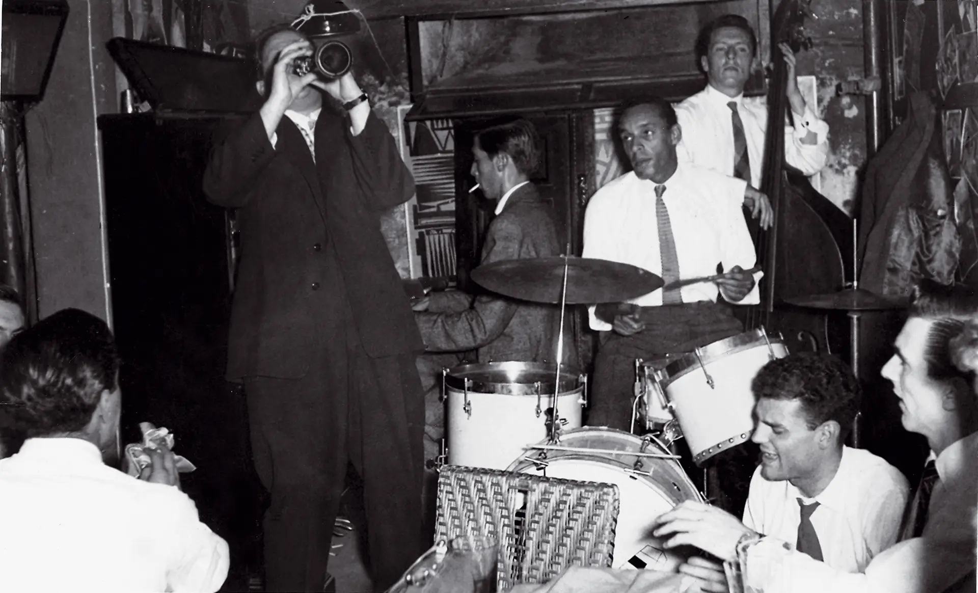 Jam session no Hot Clube com Panchito Cao (clarinete), José Luís Tinoco (piano), Luís Sangareau (bateria) e Pedro Martins de Lima (contrabaixo), em 1956