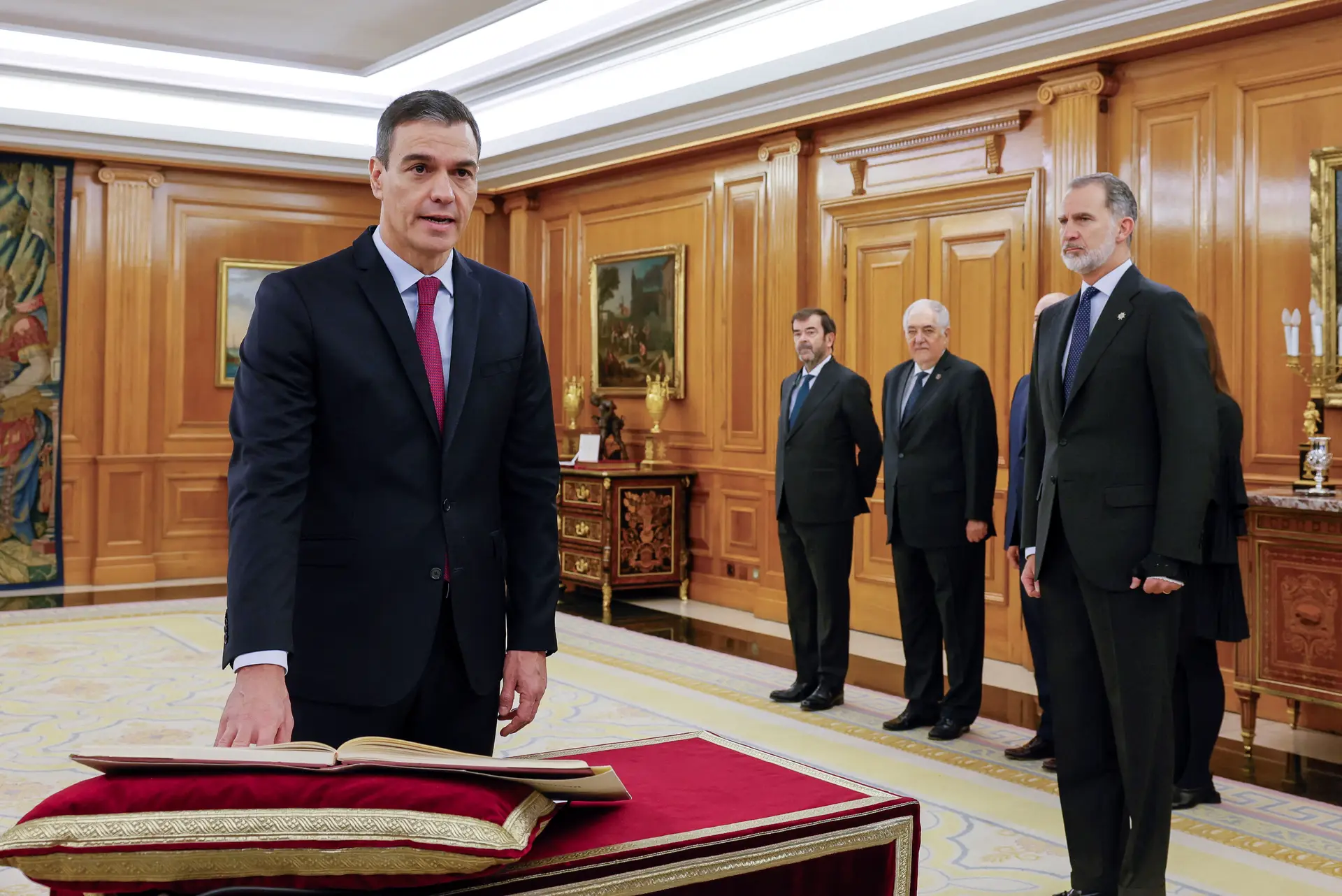 O primeiro-ministro Pedro Sánchez tomou posse na presença do Rei de Espanha, no Palácio da Zarzuela, em Madrid