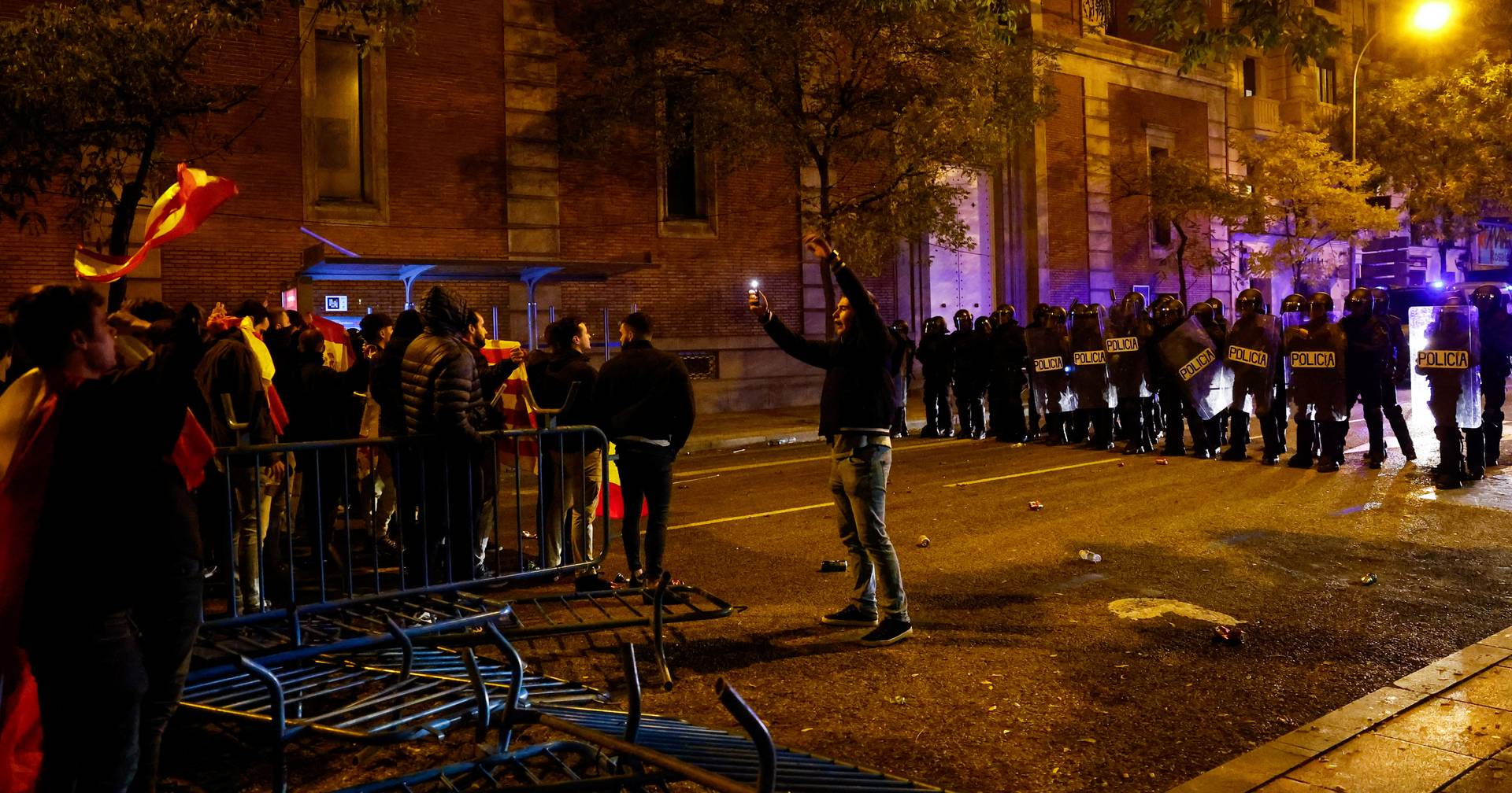 Gobierno en España: continúan las manifestaciones nocturnas frente a la sede del PSOE en Madrid