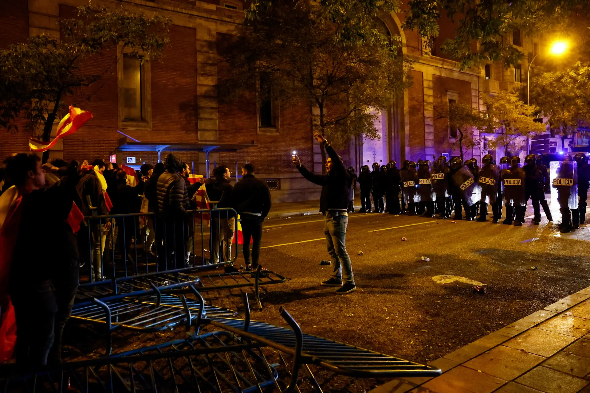 Confrontos entre a polícia e manifestantes em frente à sede do PSOE em Madrid