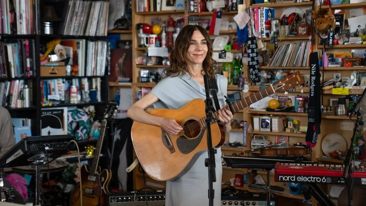 PJ Harvey no Tiny Desk Concert da NPR veja o vídeo Expresso