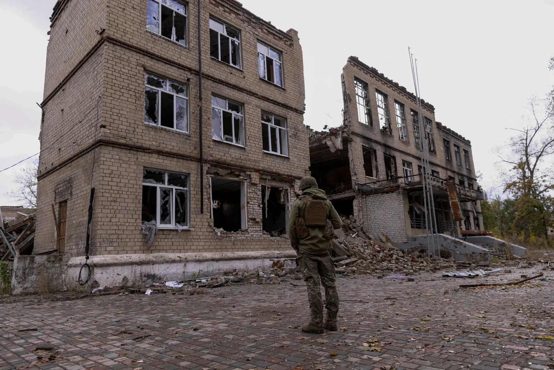 Países Baixos vão dar 2,5 mil milhões de euros em ajudas à Ucrânia em 2024, ataques russos prosseguem em Kherson no 650º dia de guerra