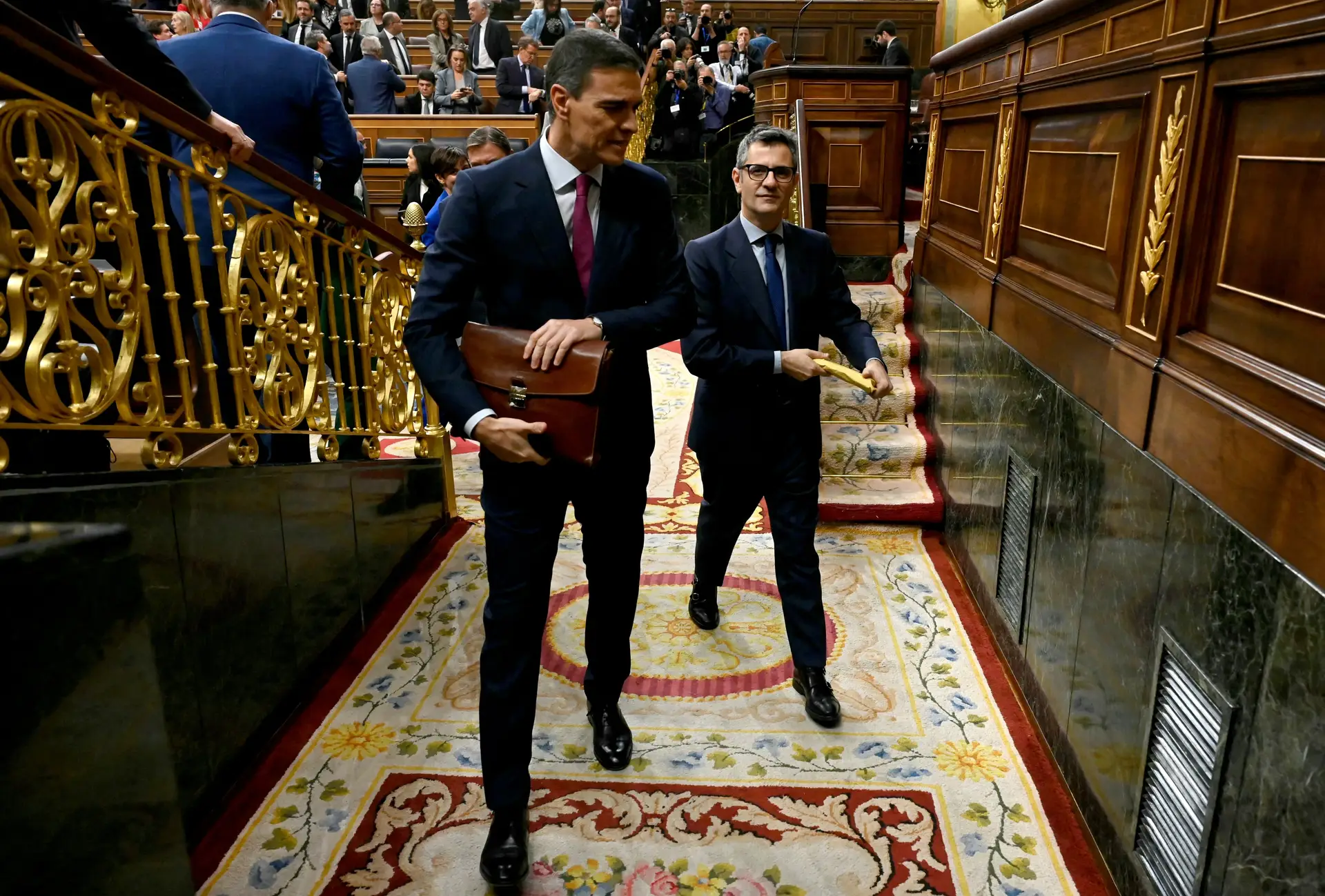 O primeiro-ministro espanhol, Pedro Sánchez, com o seu camarada Félix Bolaños, homem forte do novo Governo 